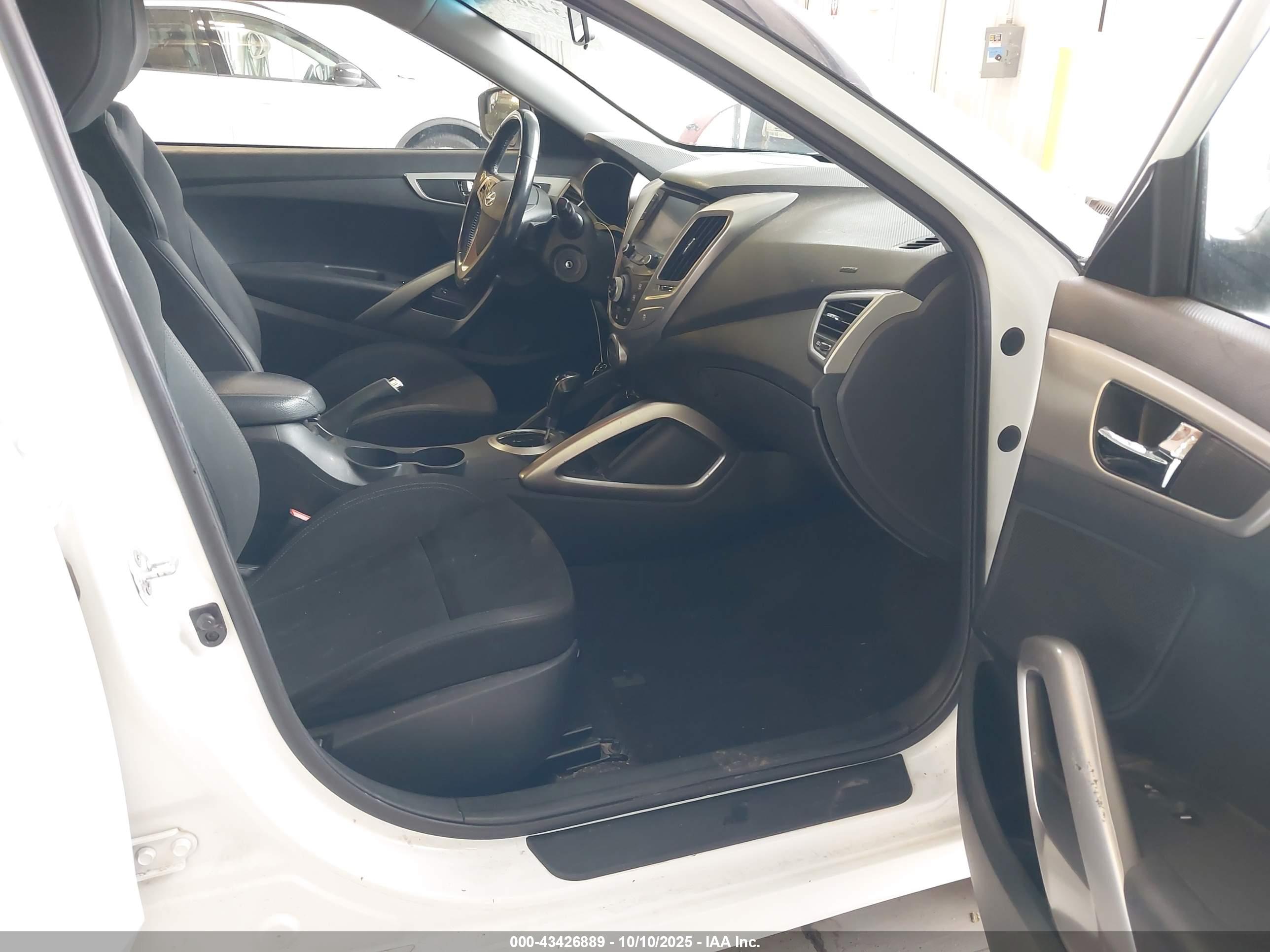 HYUNDAI VELOSTER image 5