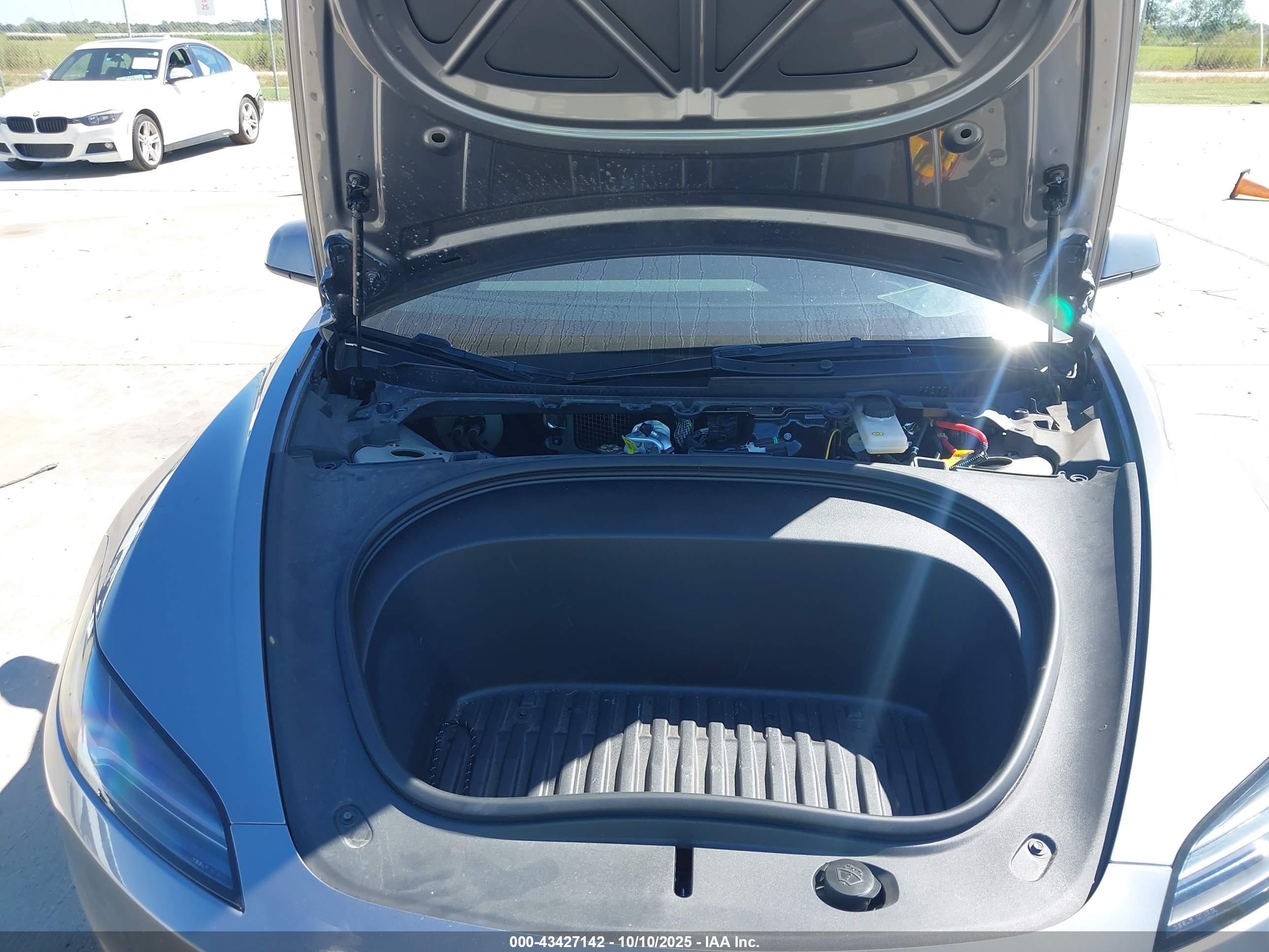 TESLA MODEL image 10
