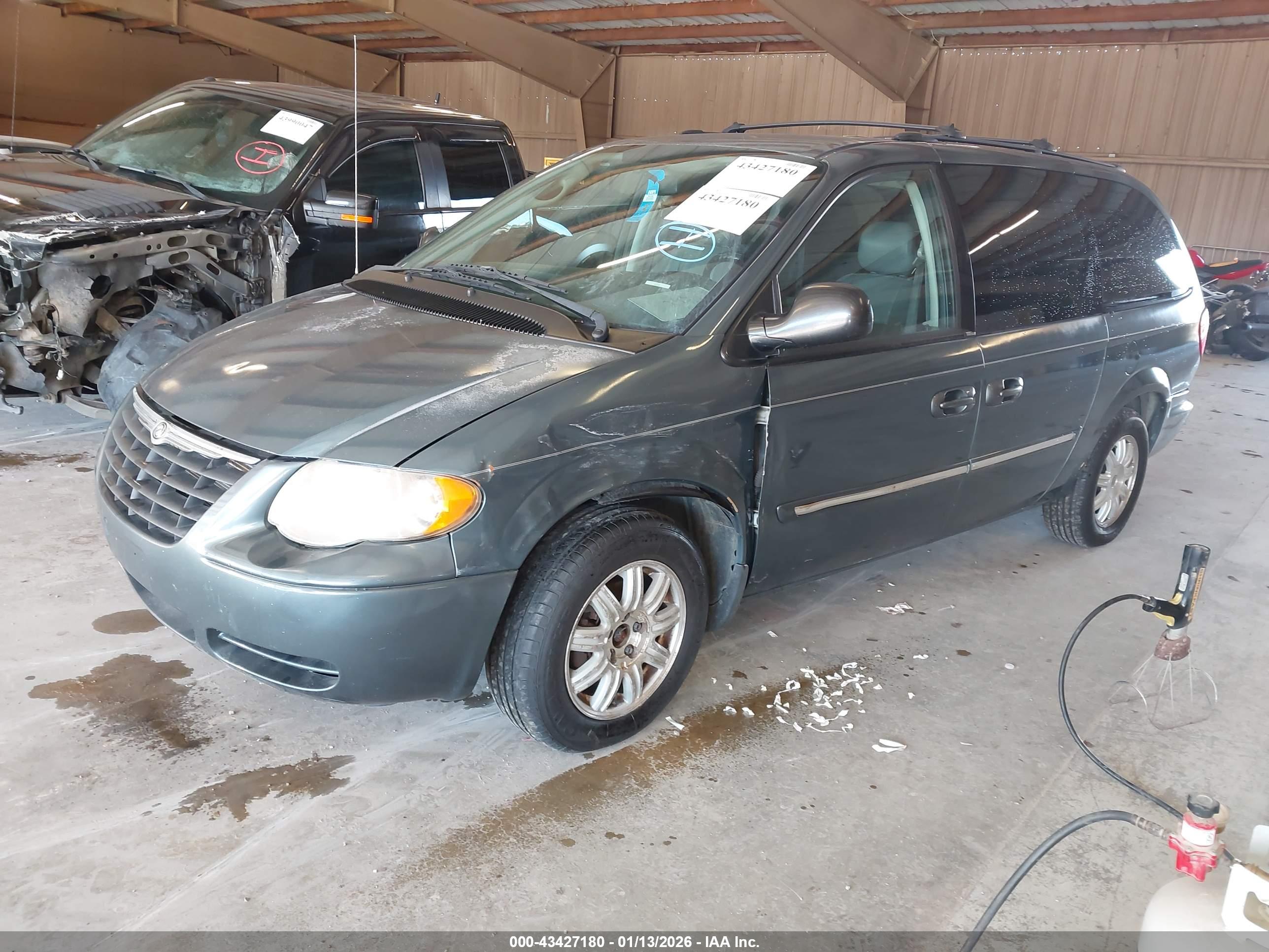 CHRYSLER TOWN image 2