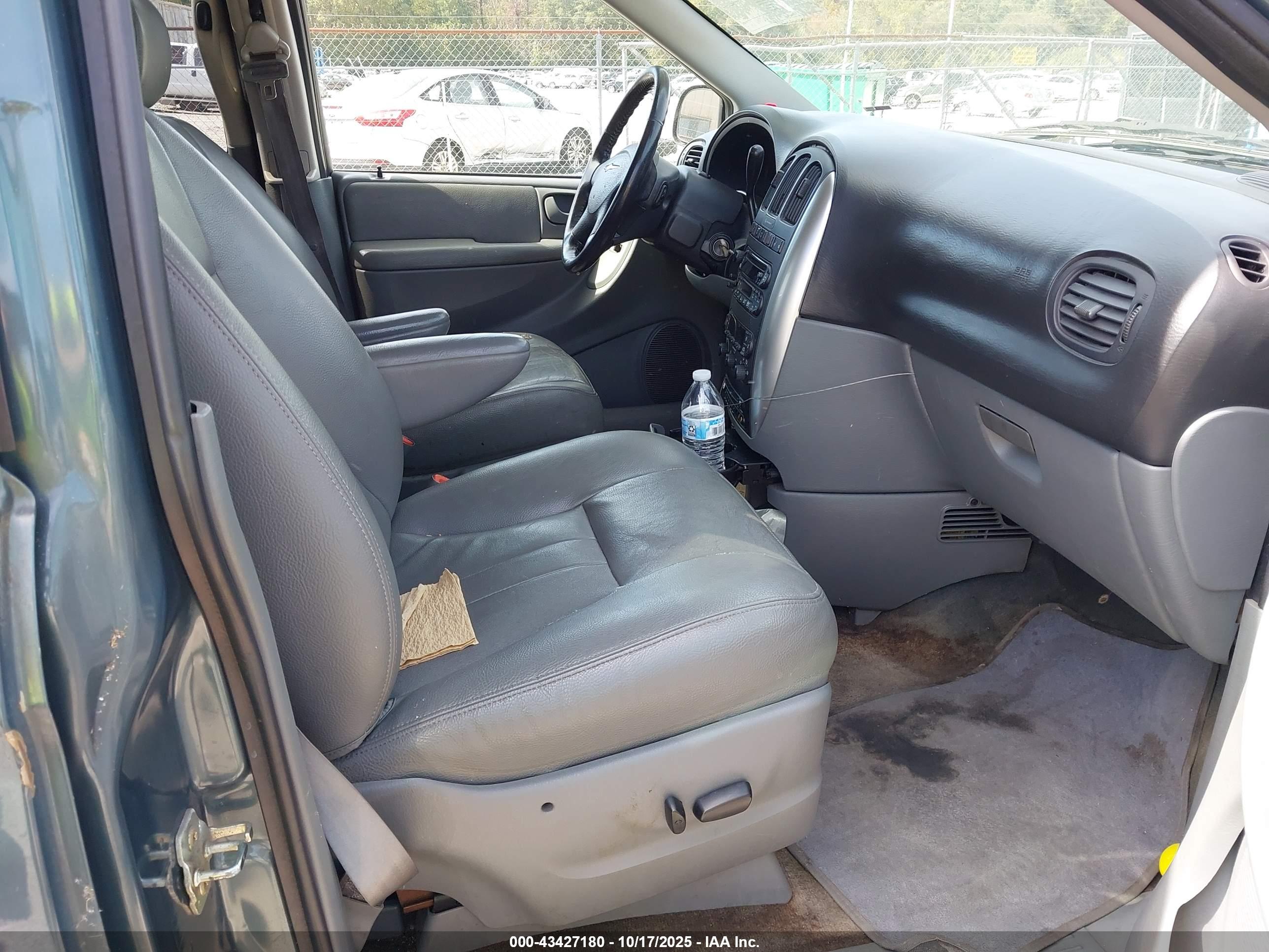 CHRYSLER TOWN image 5