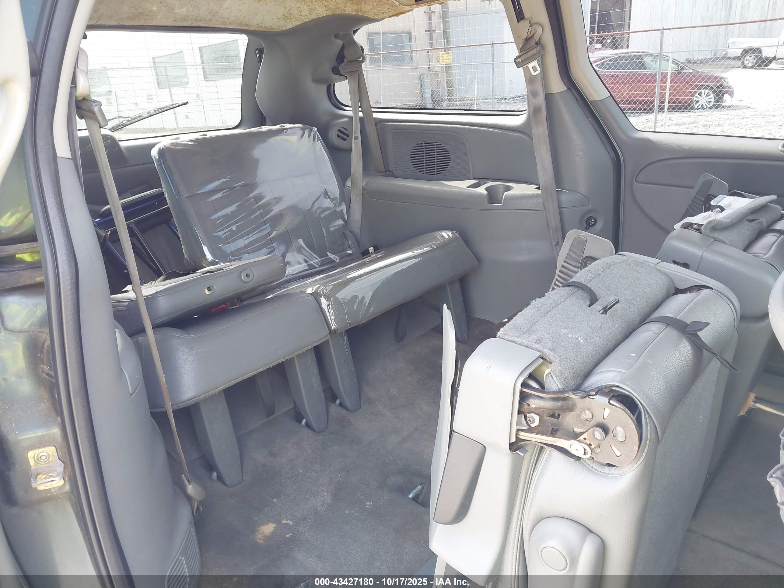 CHRYSLER TOWN image 8