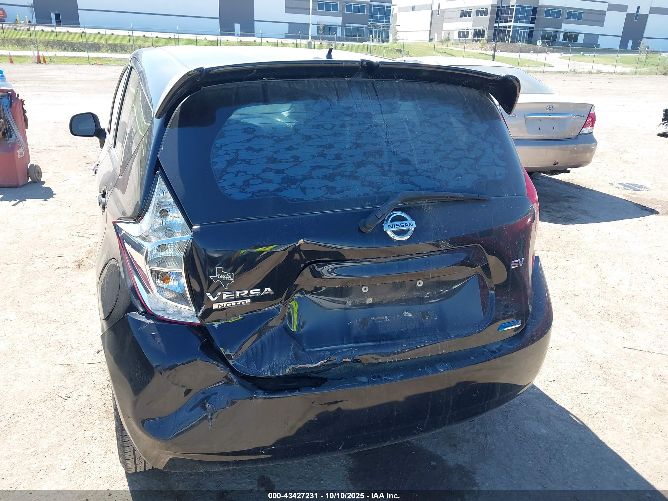 NISSAN VERSA image 6