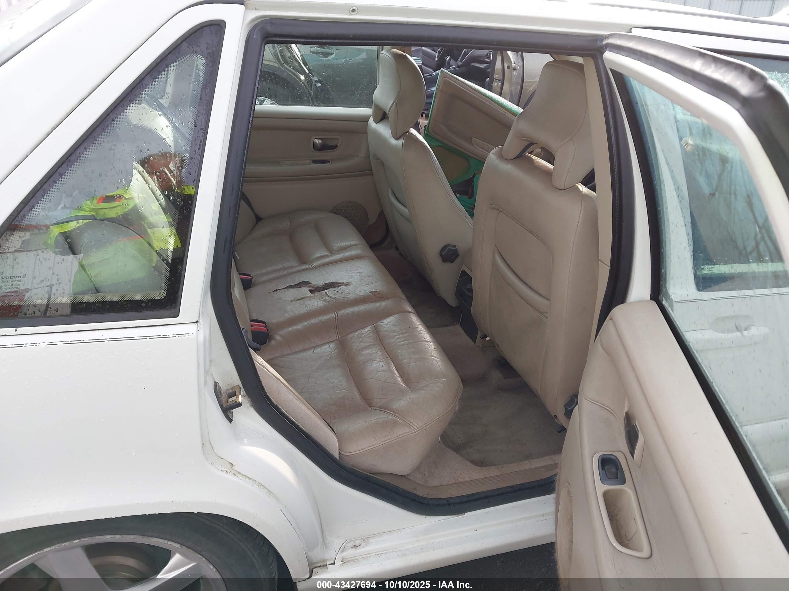 VOLVO S70 image 8