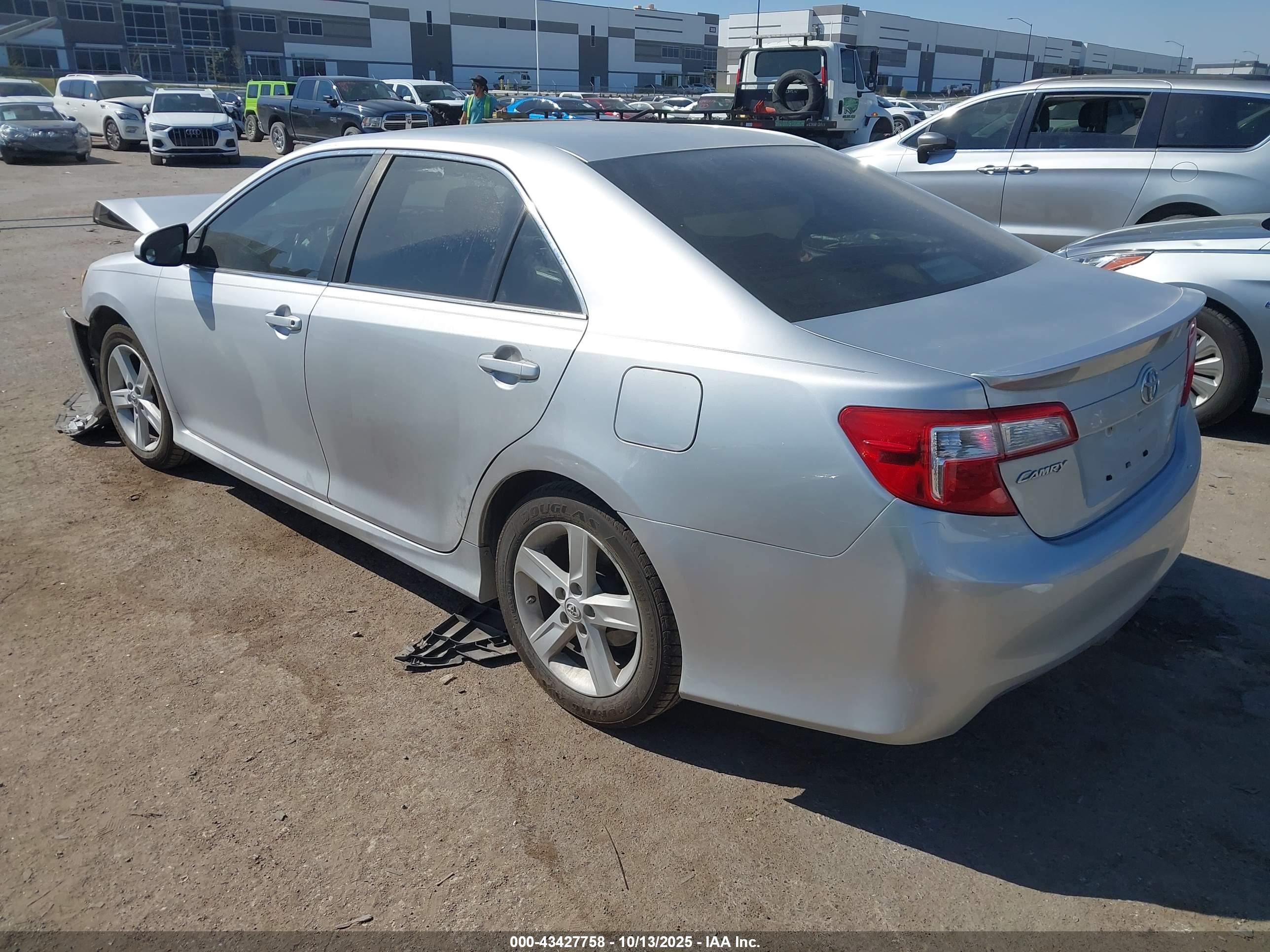 TOYOTA CAMRY image 3