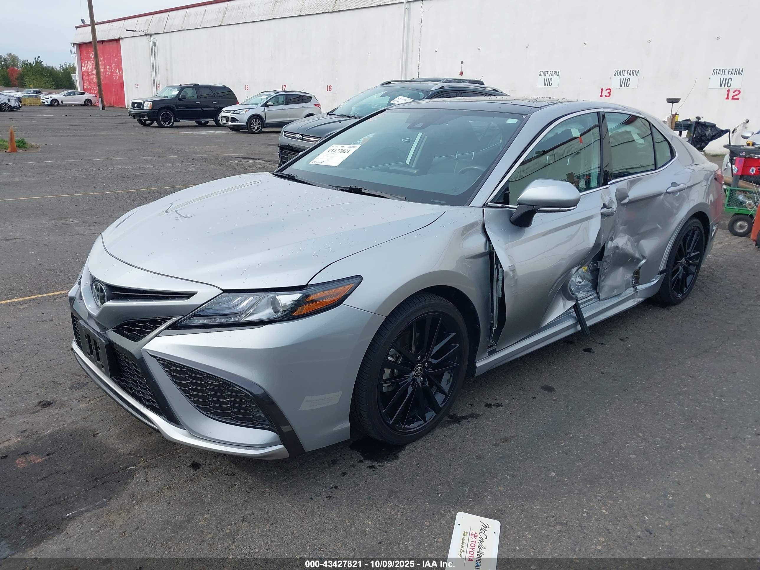 TOYOTA CAMRY image 2