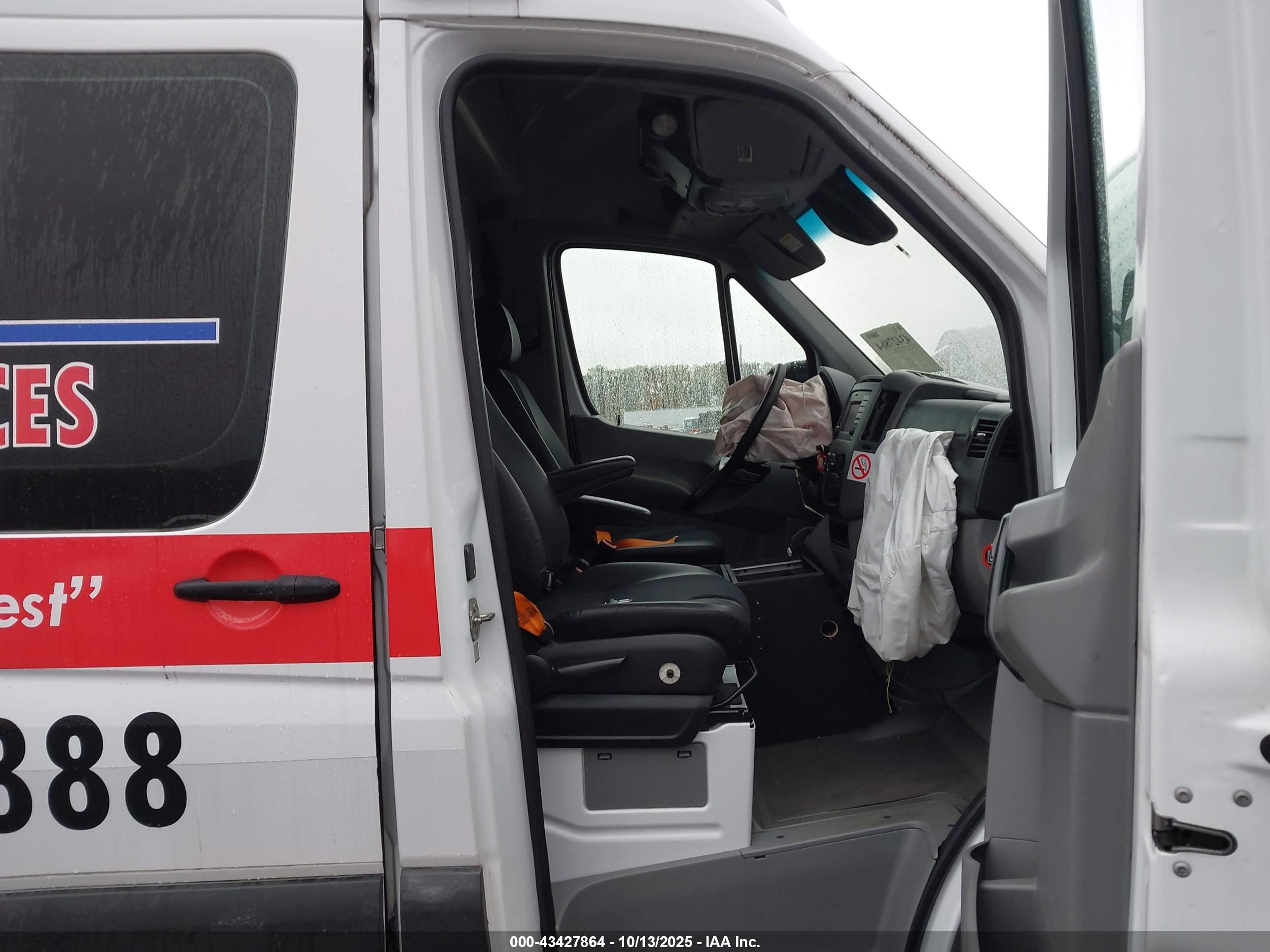 MERCEDES AMBULANCE image 5
