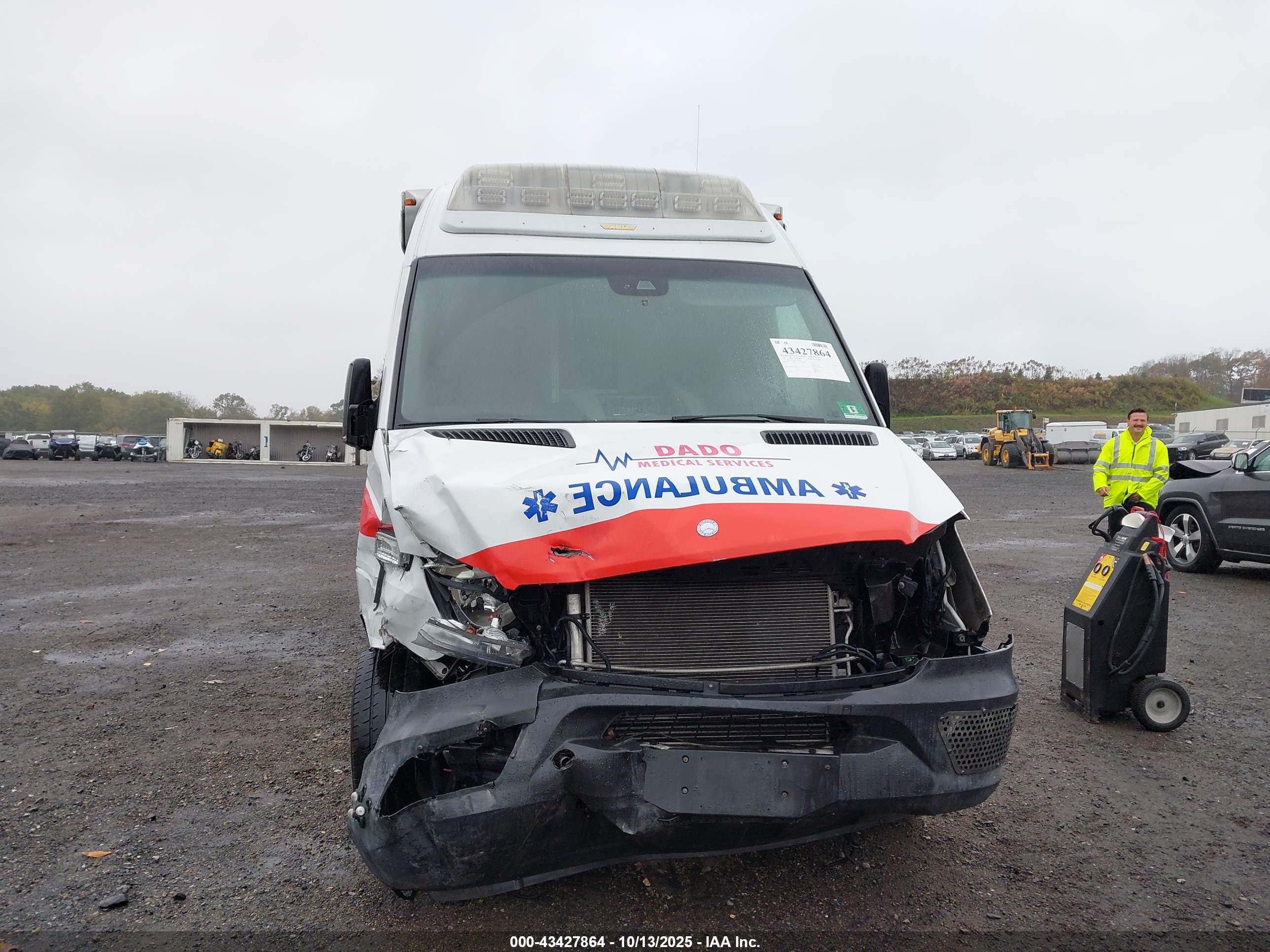 MERCEDES AMBULANCE image 6