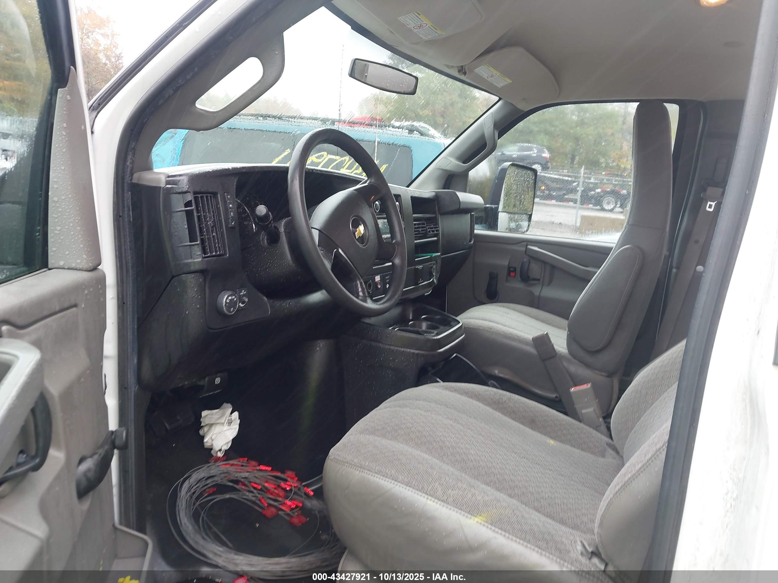 CHEVROLET EXPRESS image 7