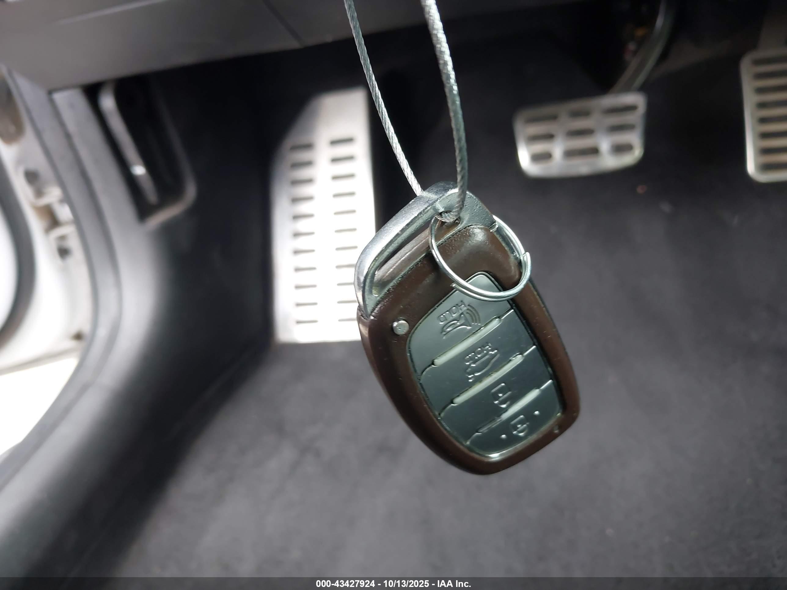 HYUNDAI ELANTRA image 11