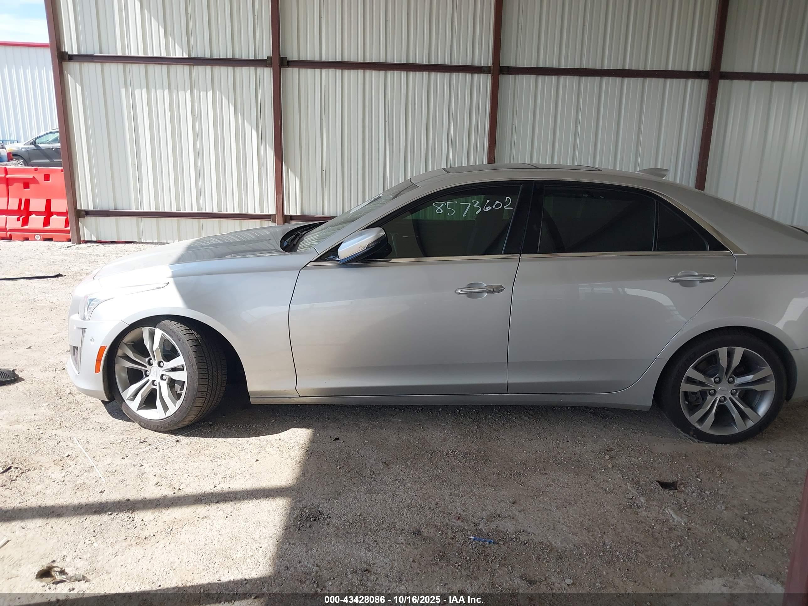 CADILLAC CTS image 6