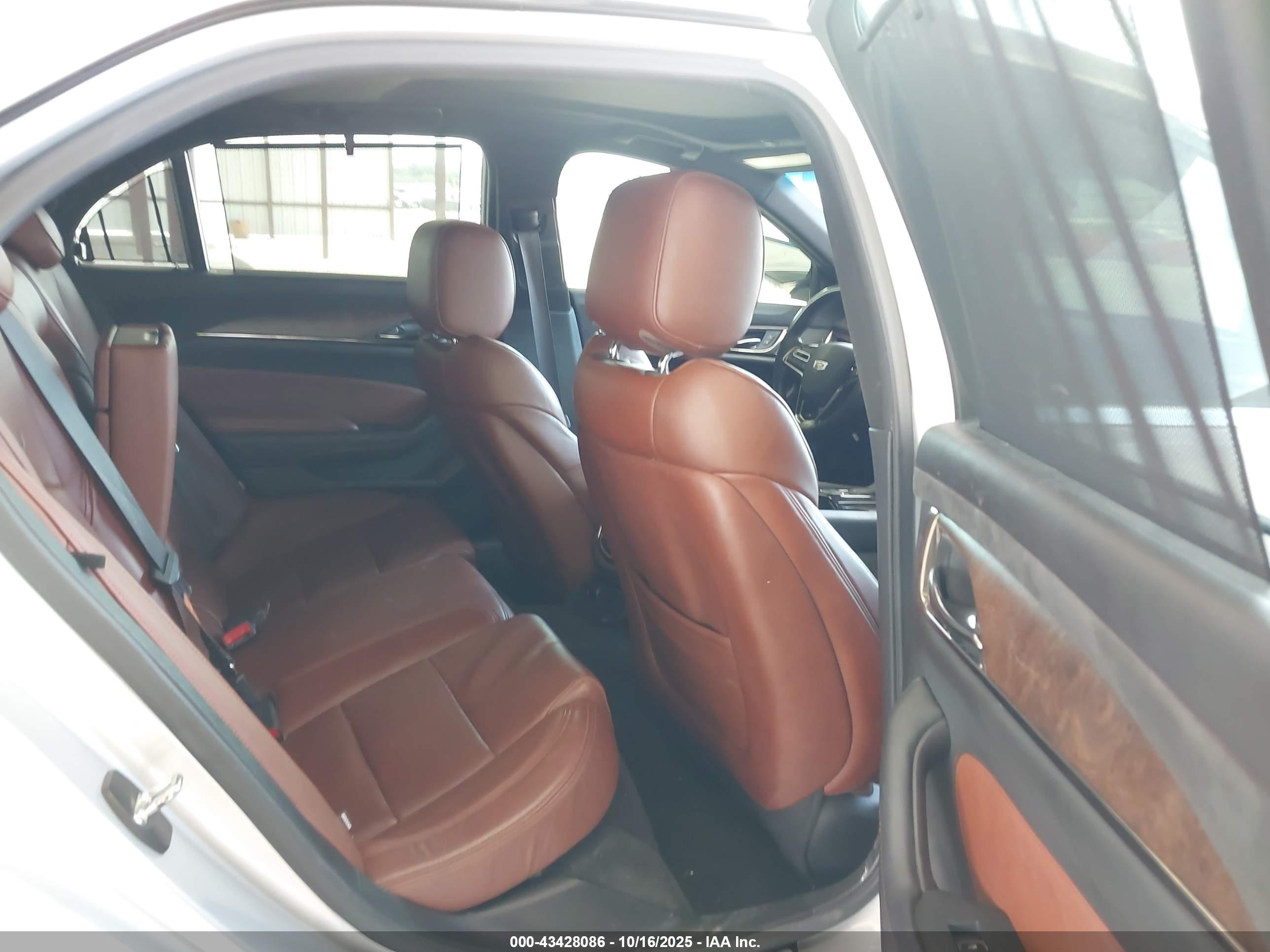 CADILLAC CTS image 8