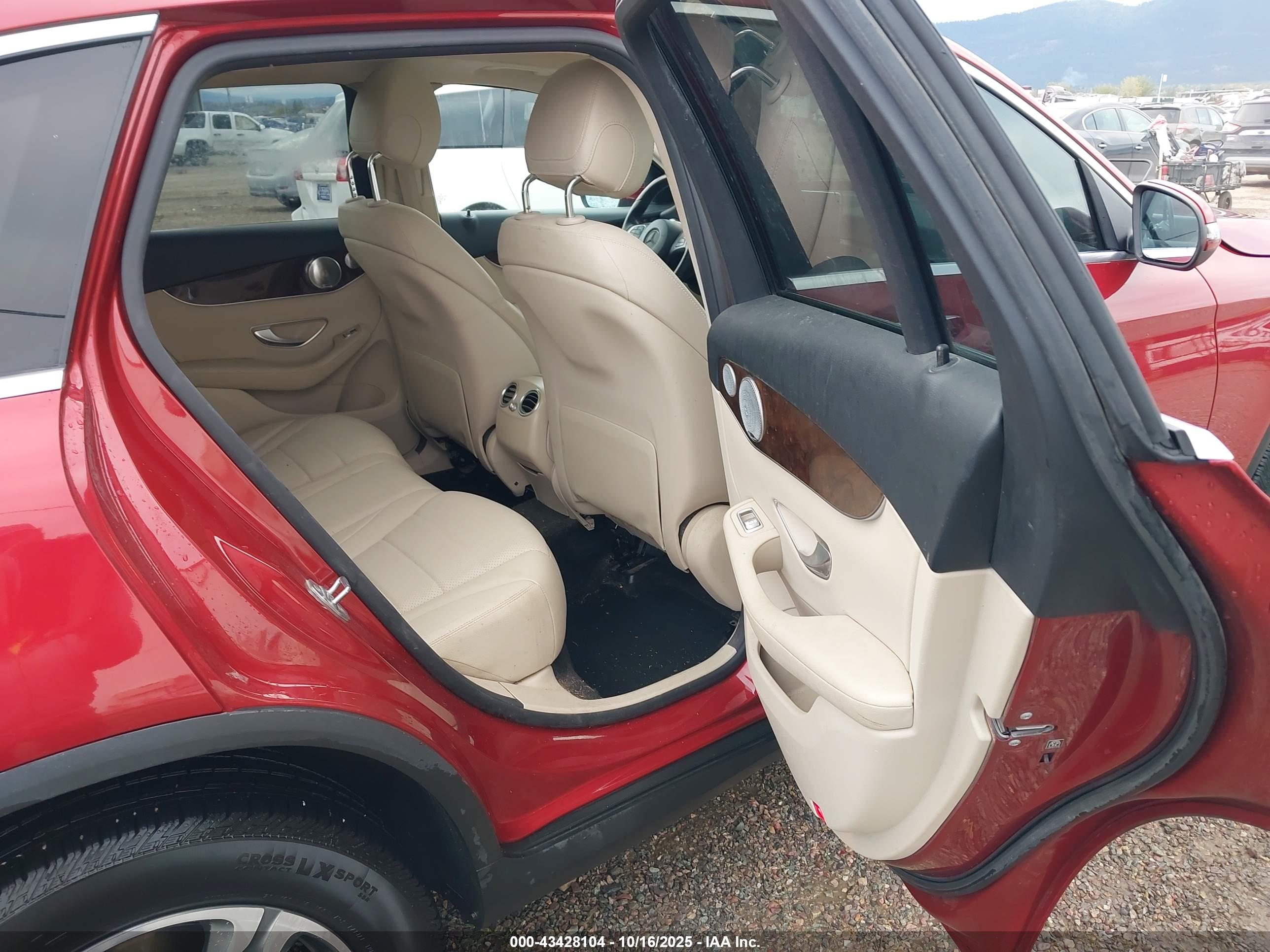 MERCEDES-BENZ GLC image 8