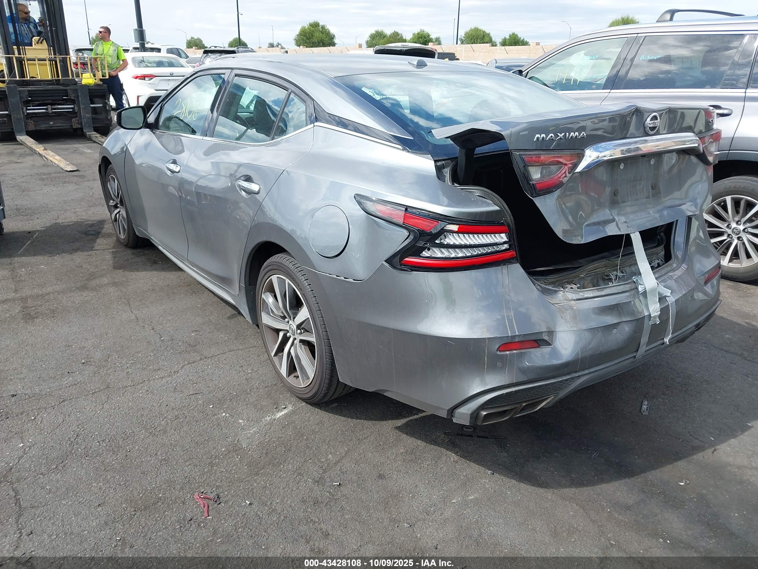 NISSAN MAXIMA image 3