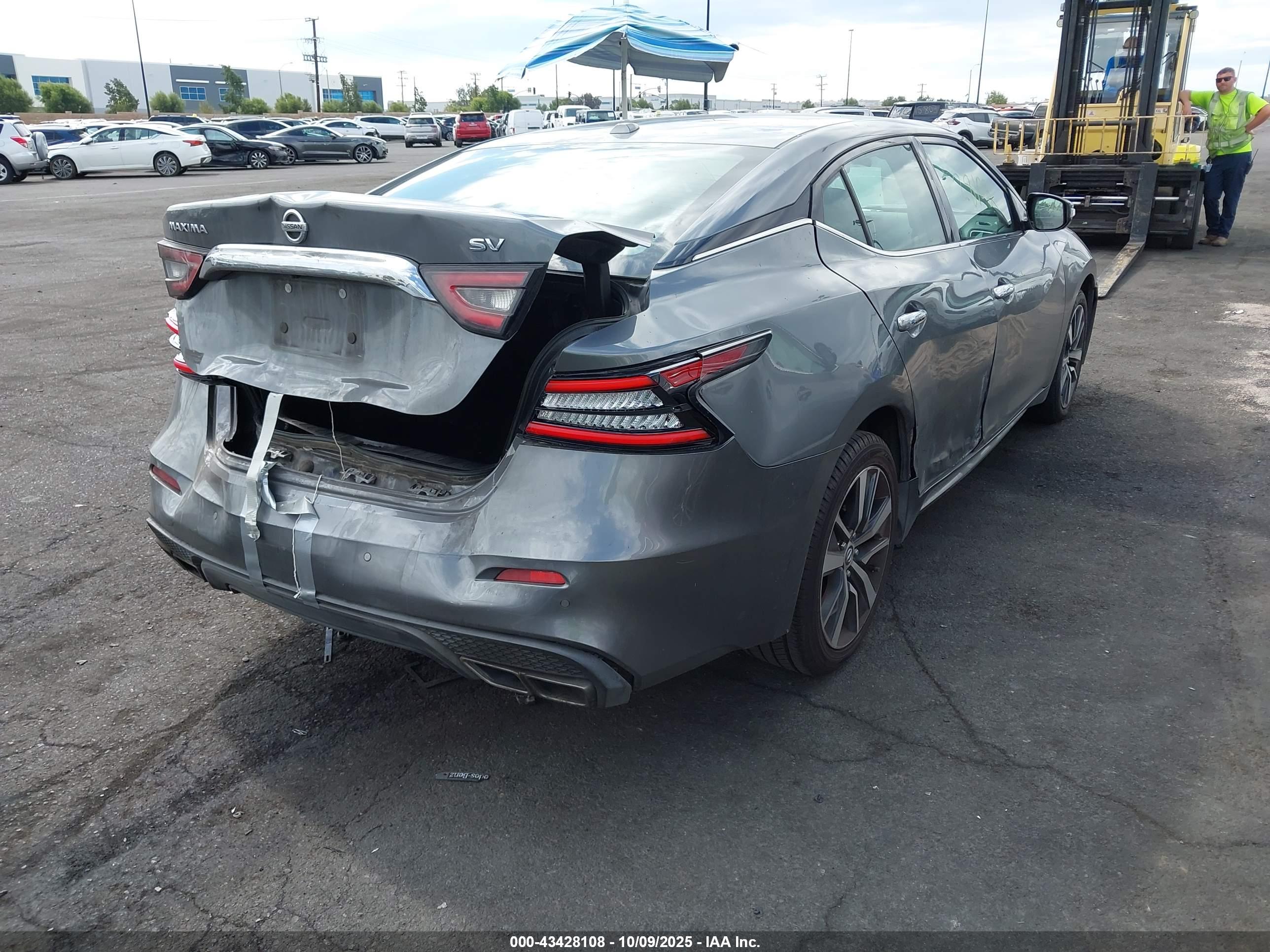 NISSAN MAXIMA image 4
