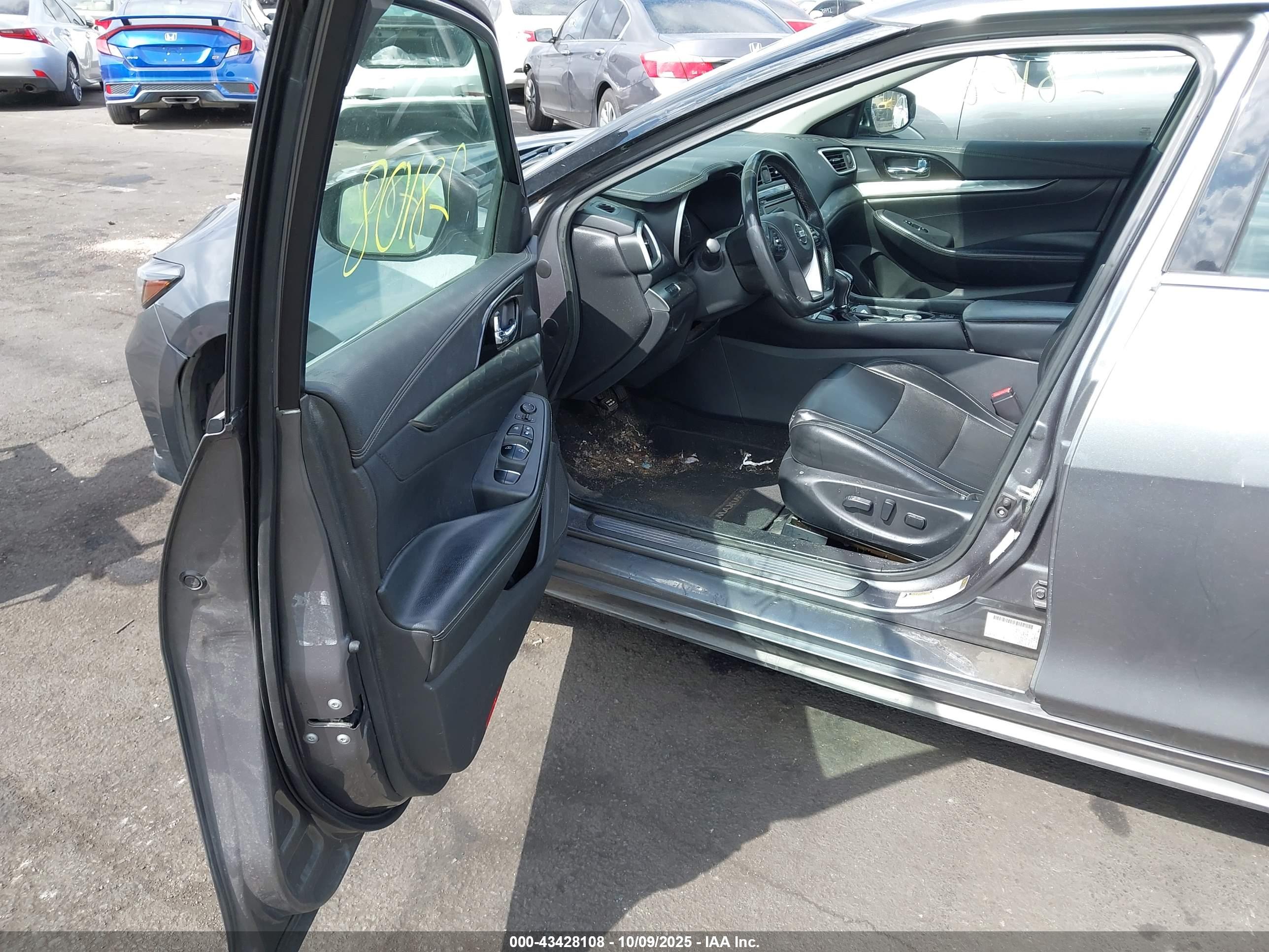 NISSAN MAXIMA image 5
