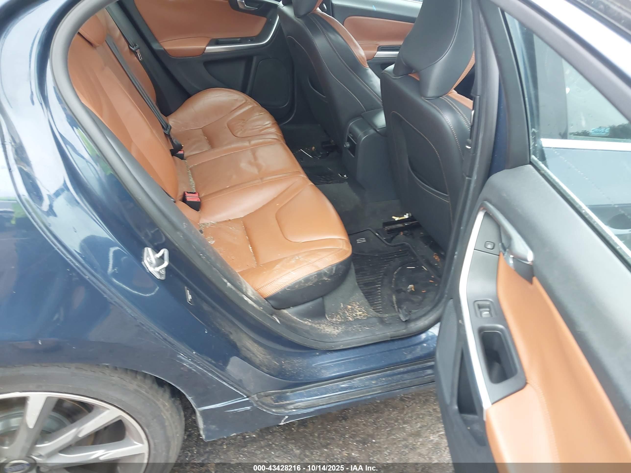 VOLVO S60 image 8