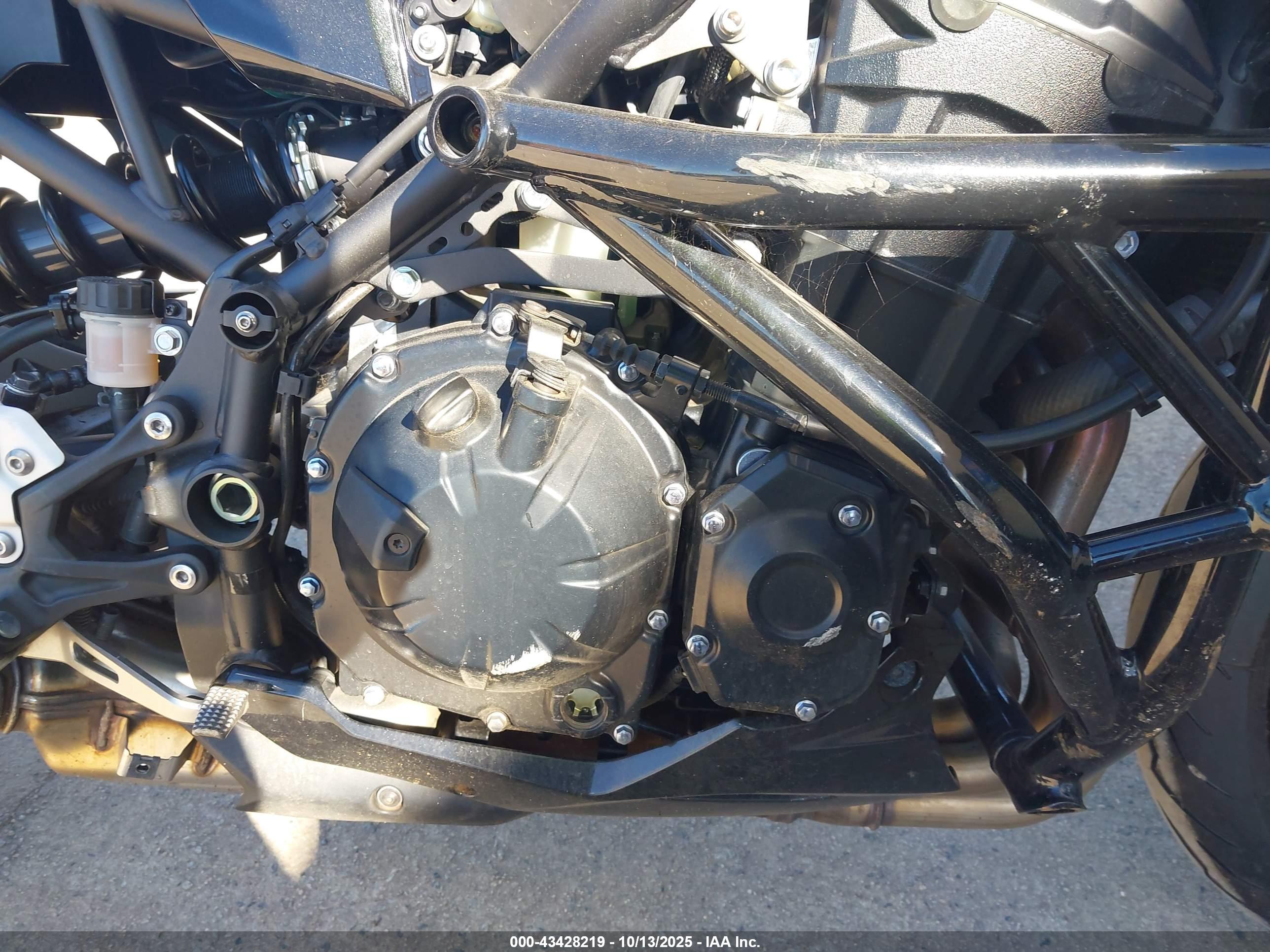 KAWASAKI ZR900 image 8