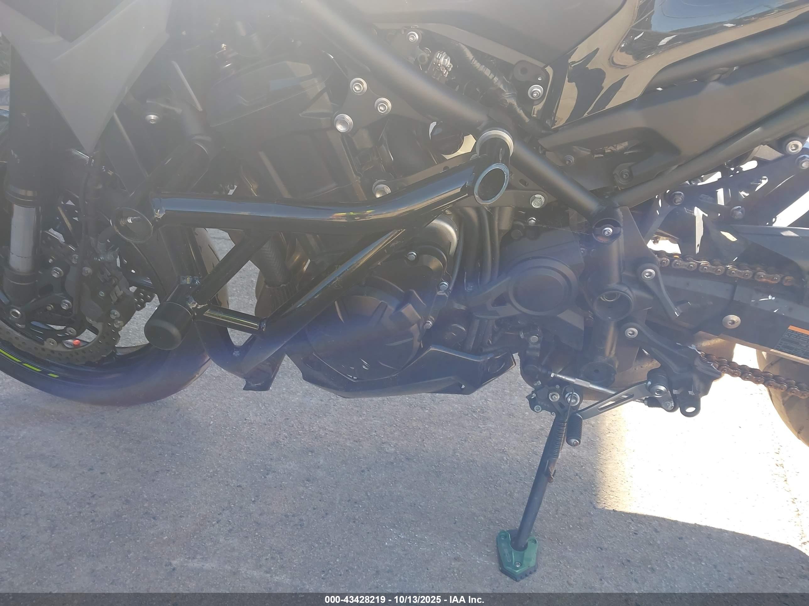 KAWASAKI ZR900 image 9