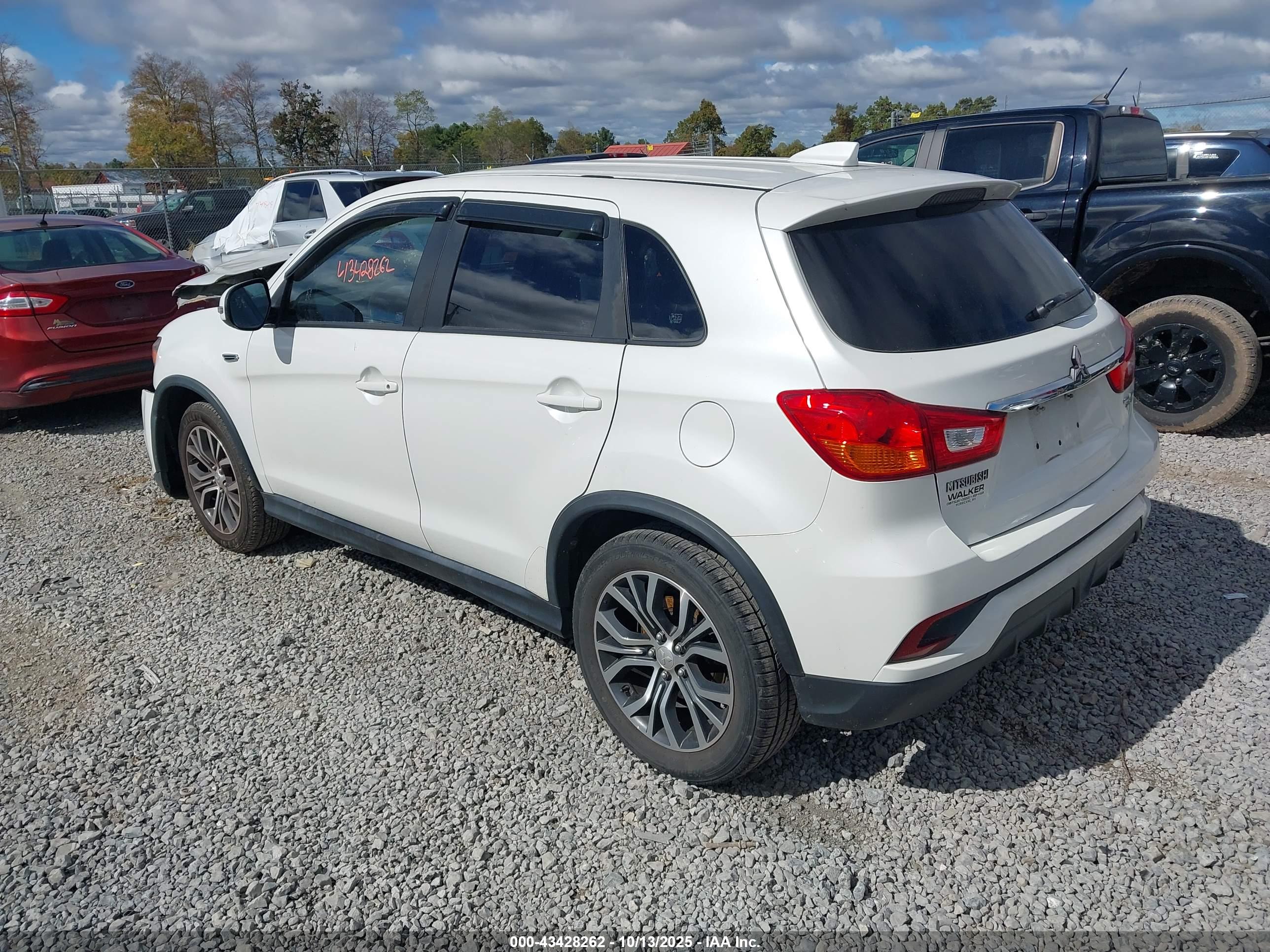 MITSUBISHI OUTLANDER image 3