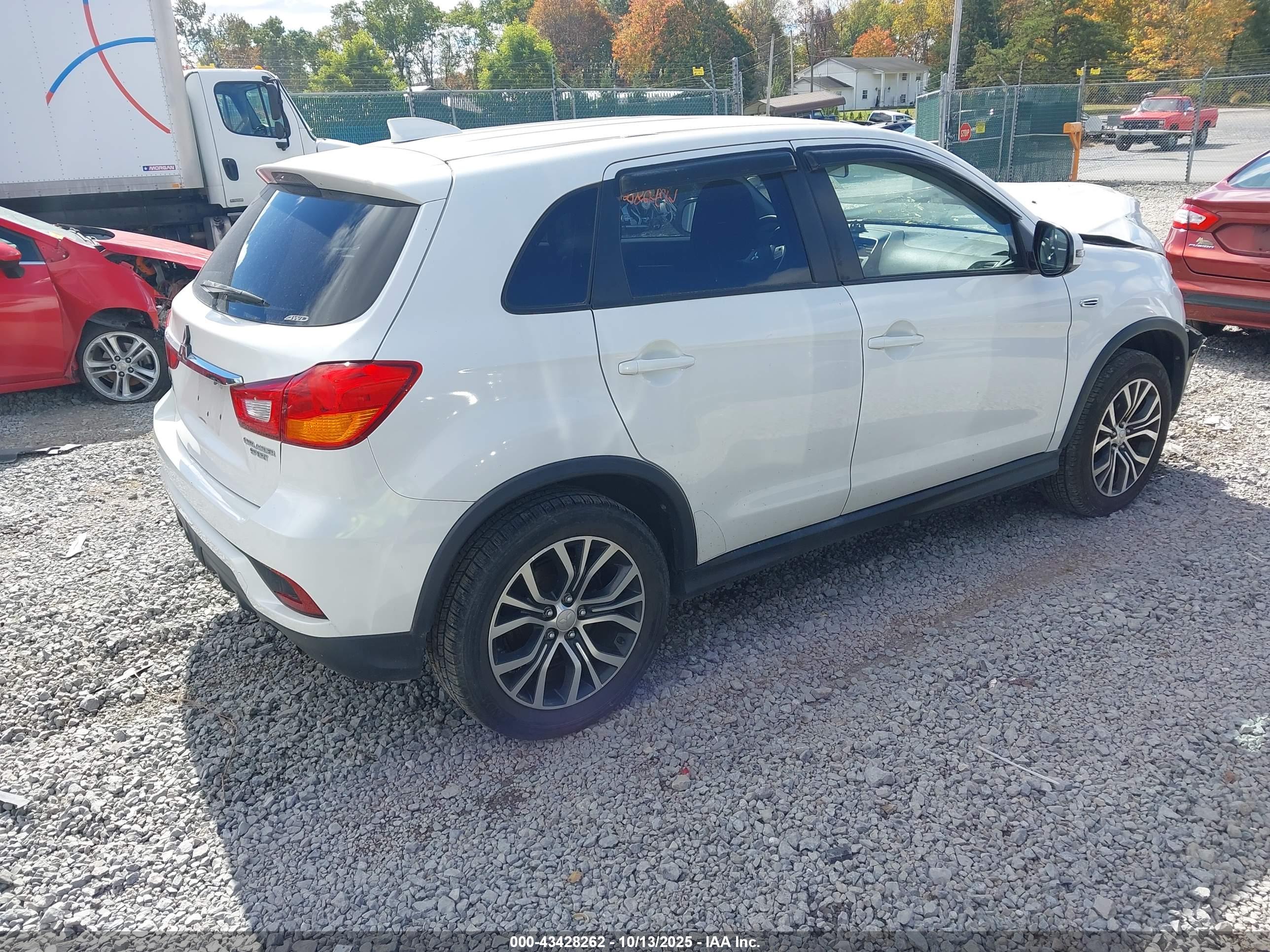 MITSUBISHI OUTLANDER image 4