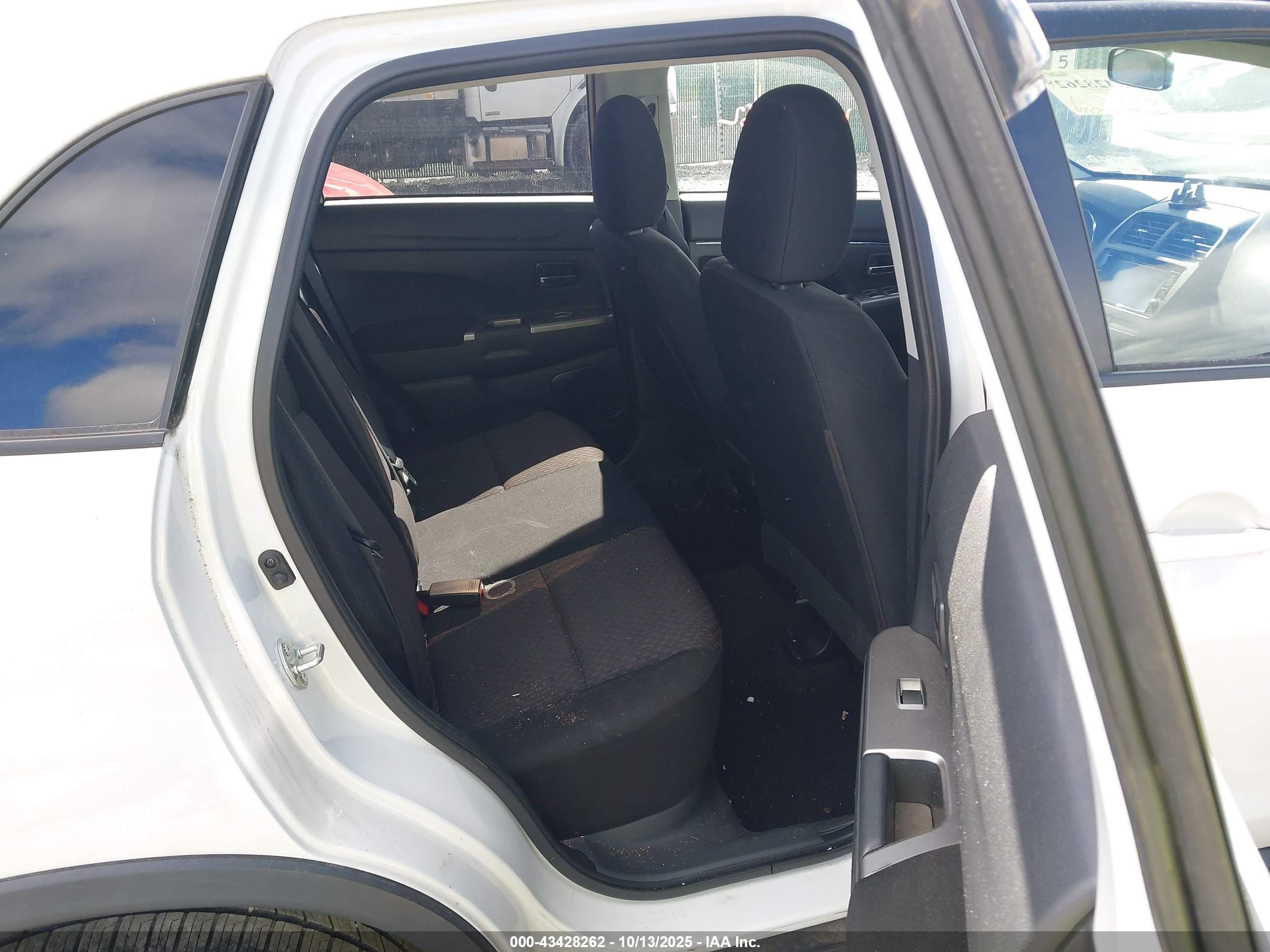 MITSUBISHI OUTLANDER image 8