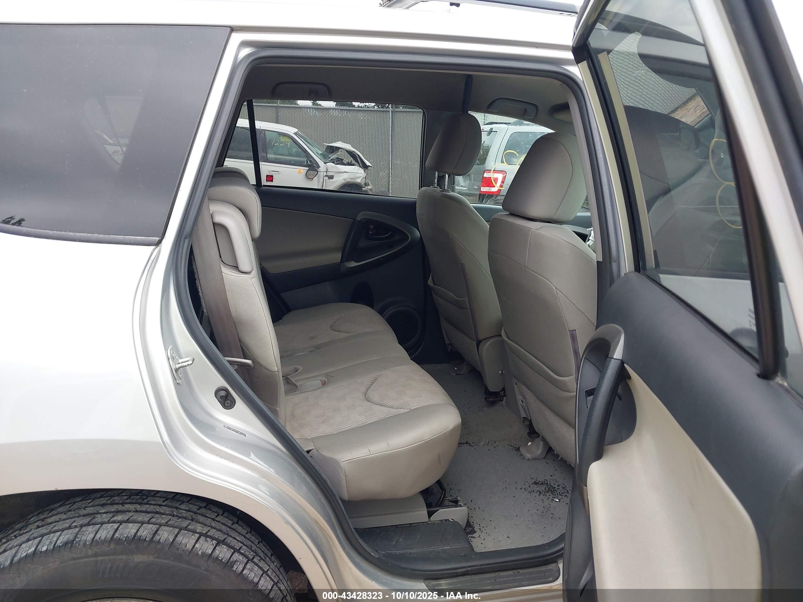 TOYOTA RAV4 image 8