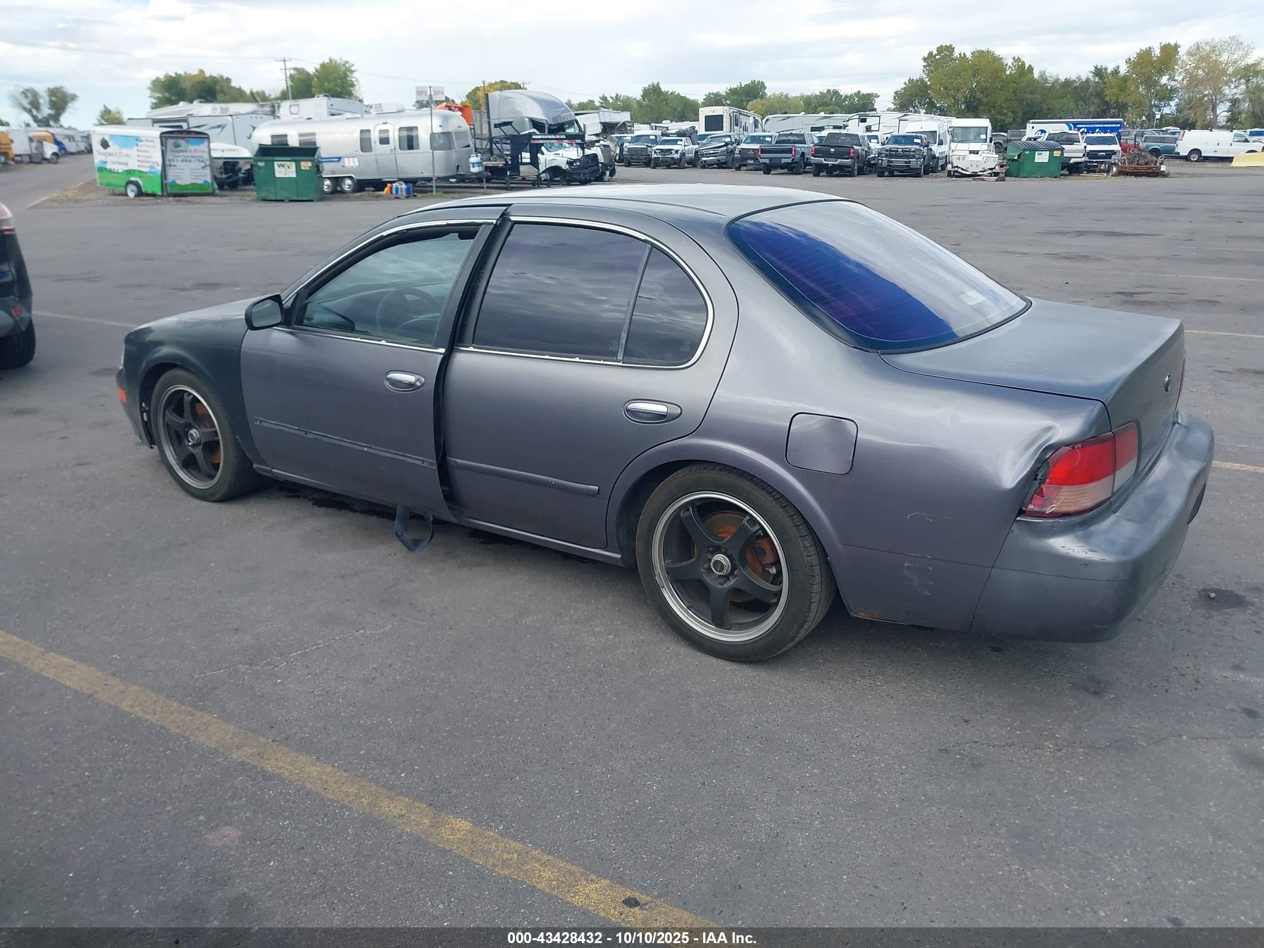 NISSAN MAXIMA image 3