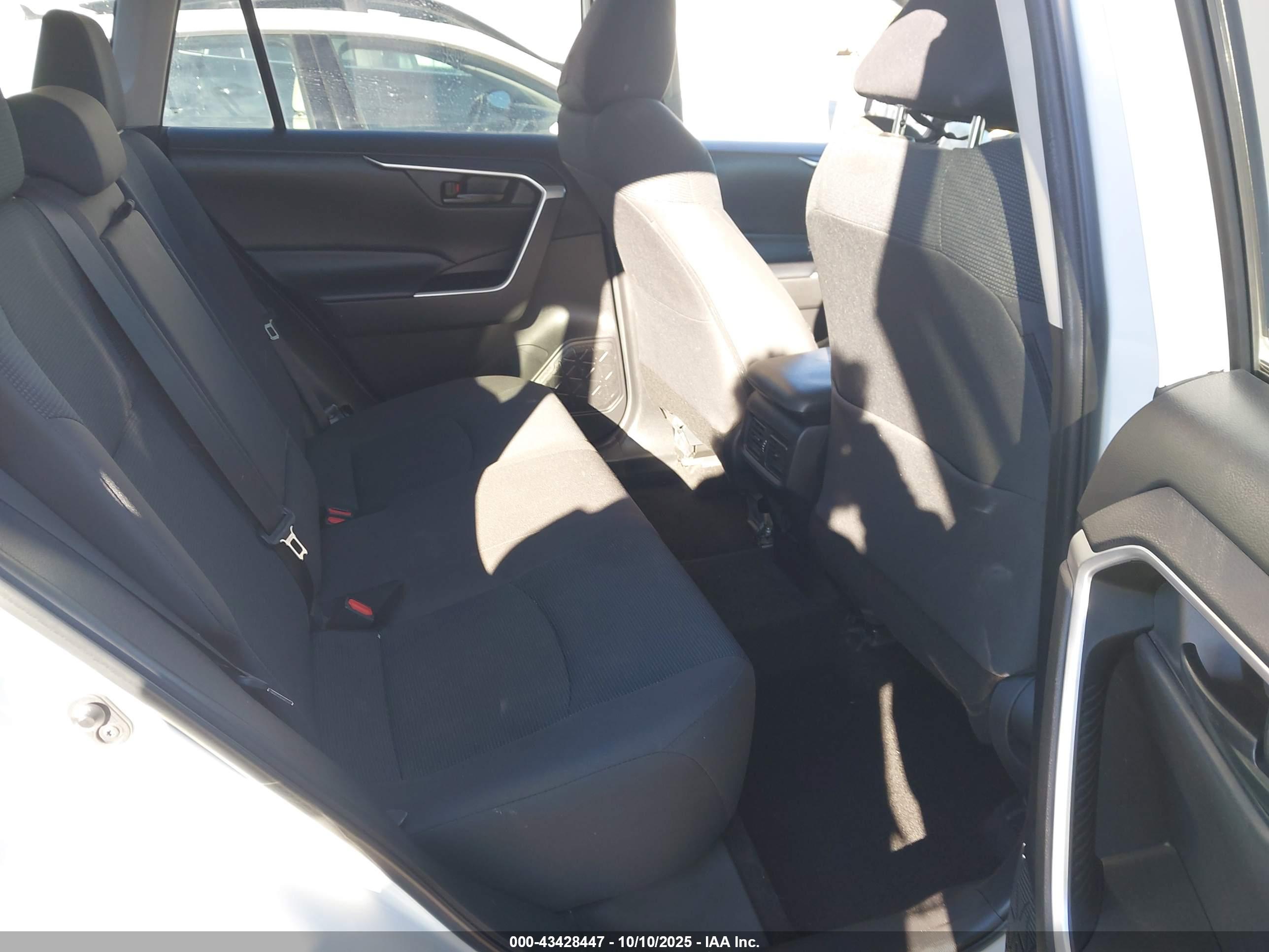 TOYOTA RAV4 image 8