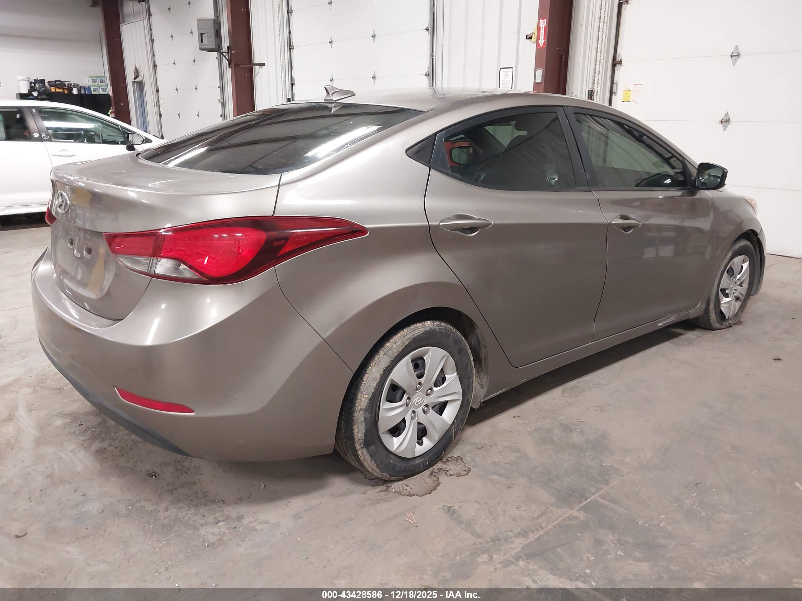 HYUNDAI ELANTRA image 4