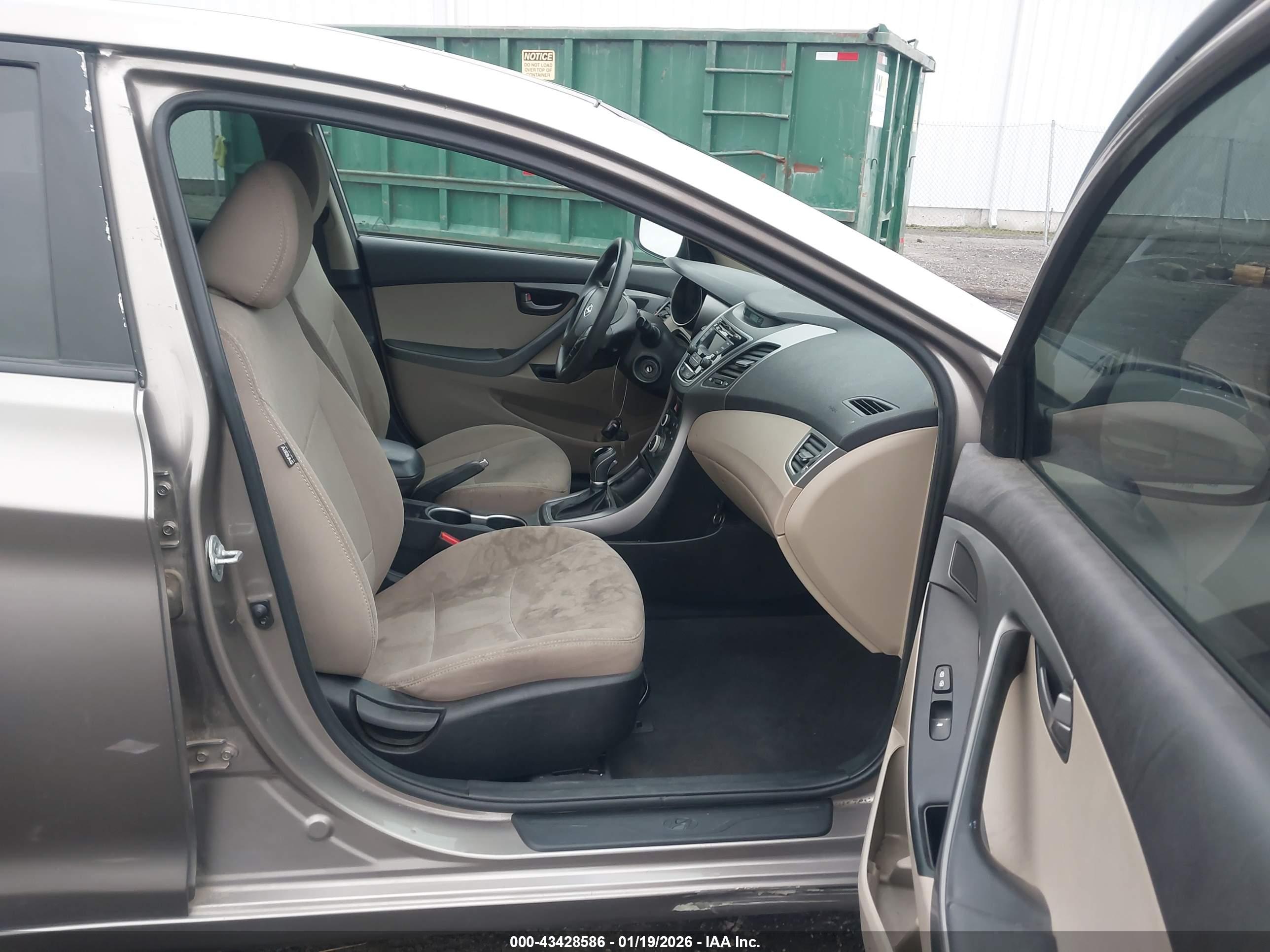 HYUNDAI ELANTRA image 5