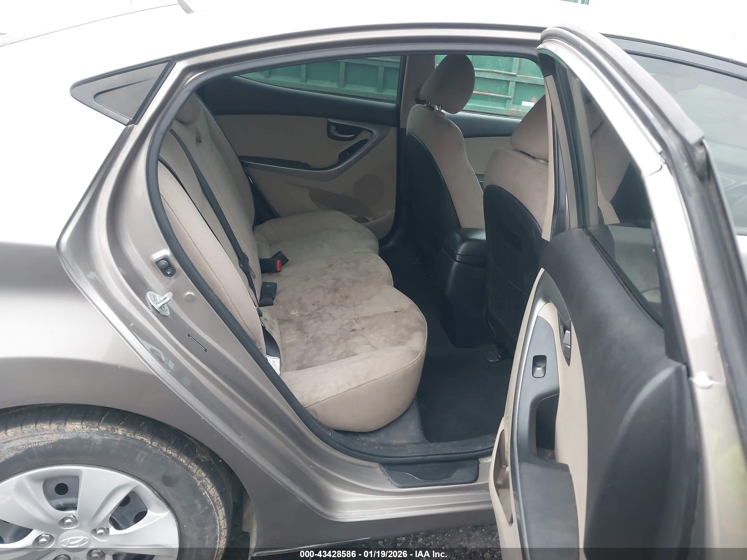 HYUNDAI ELANTRA image 8