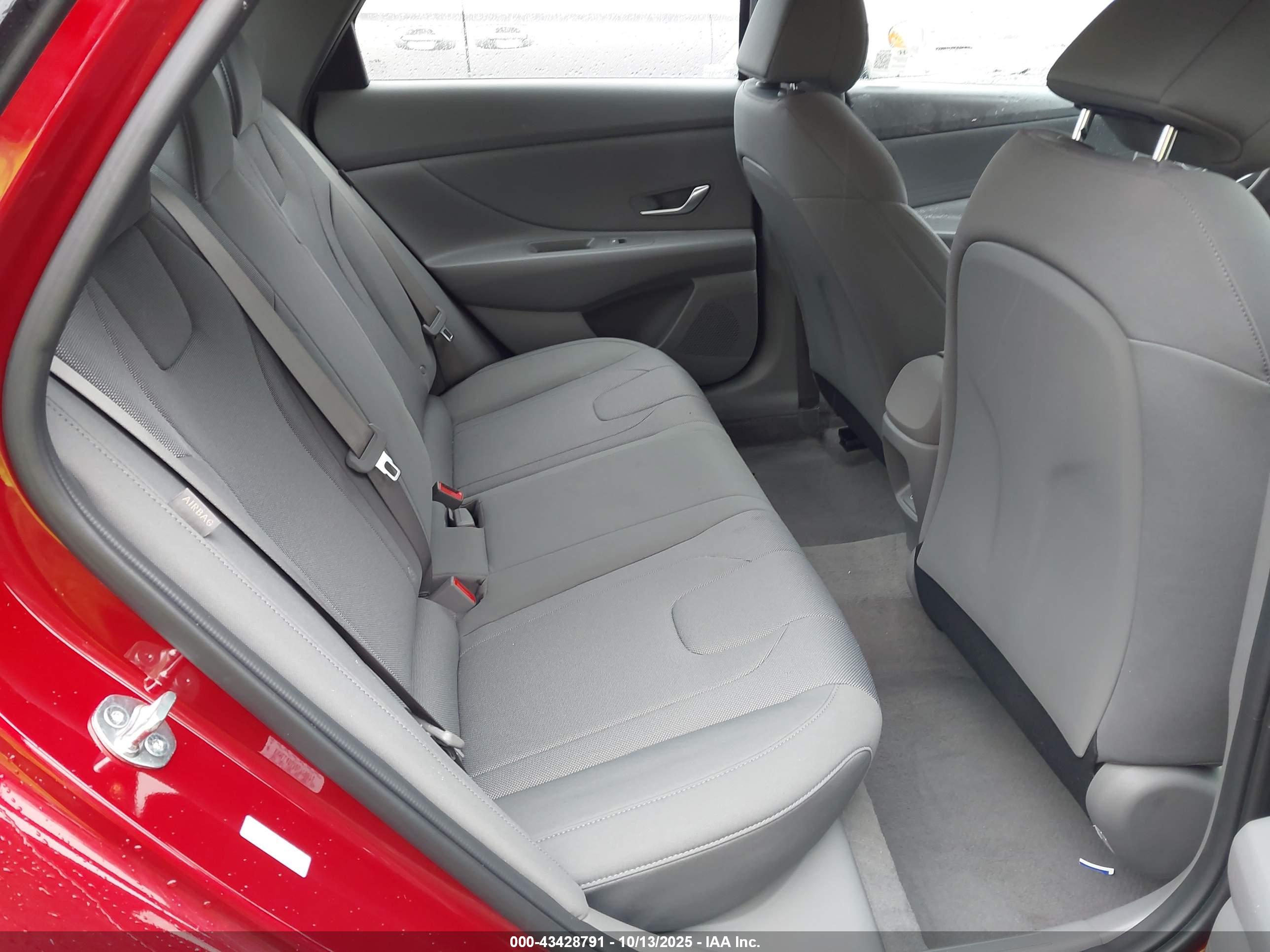 HYUNDAI ELANTRA image 8