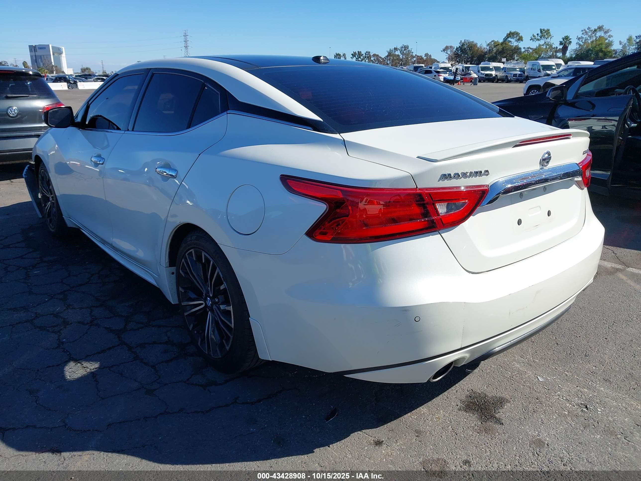 NISSAN MAXIMA image 3