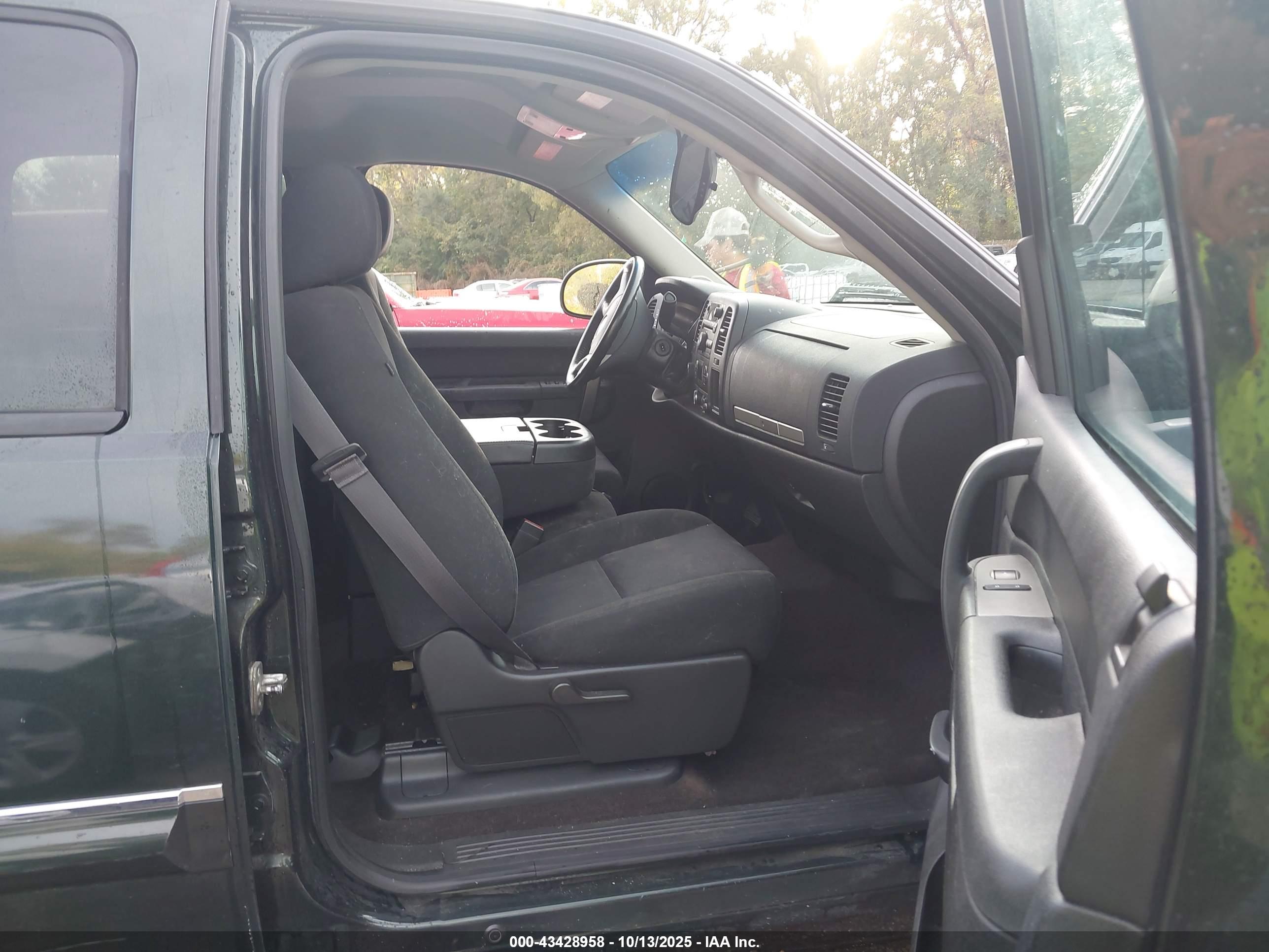CHEVROLET SILVERADO image 5