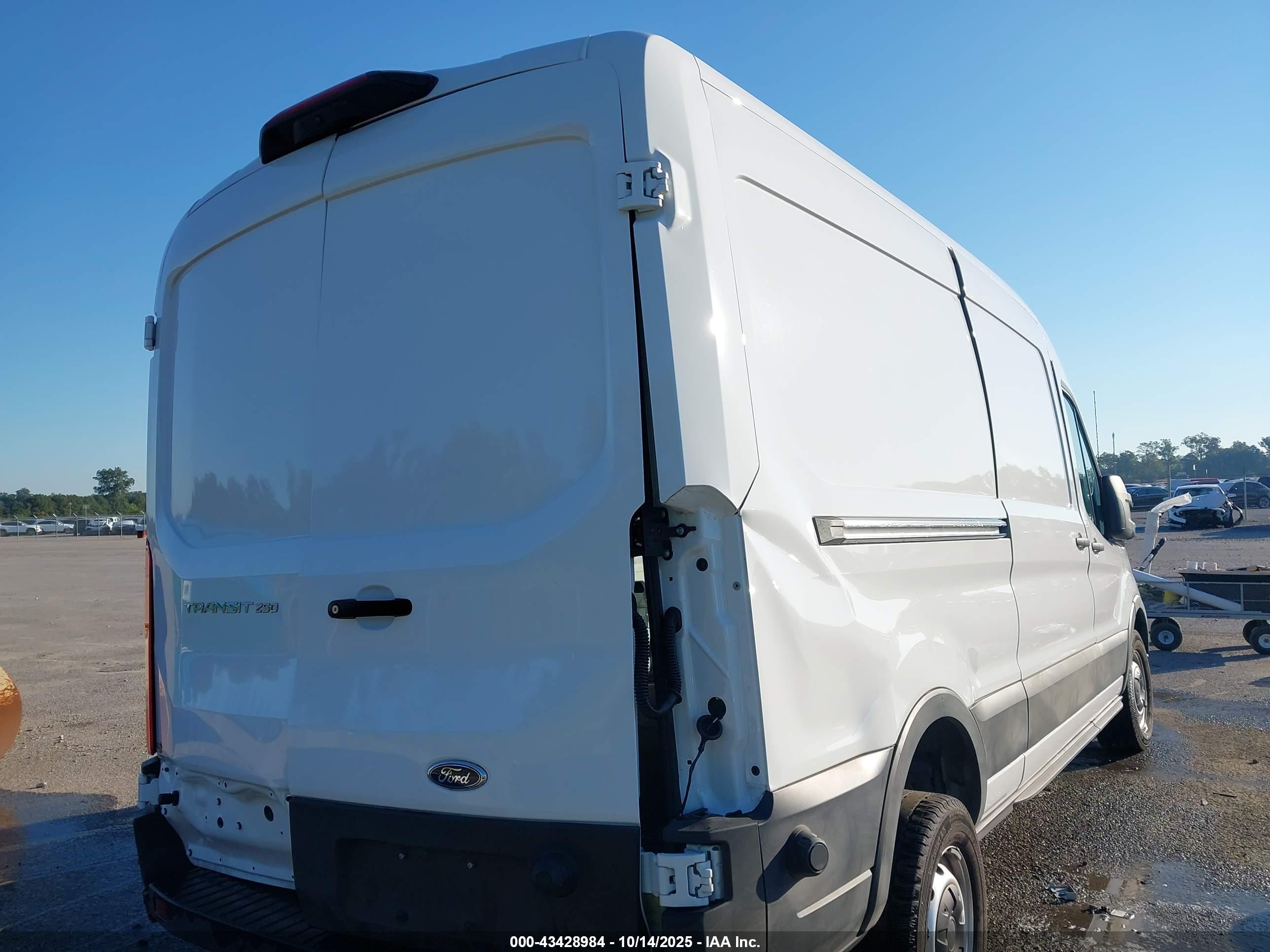 FORD TRANSIT-250 image 4