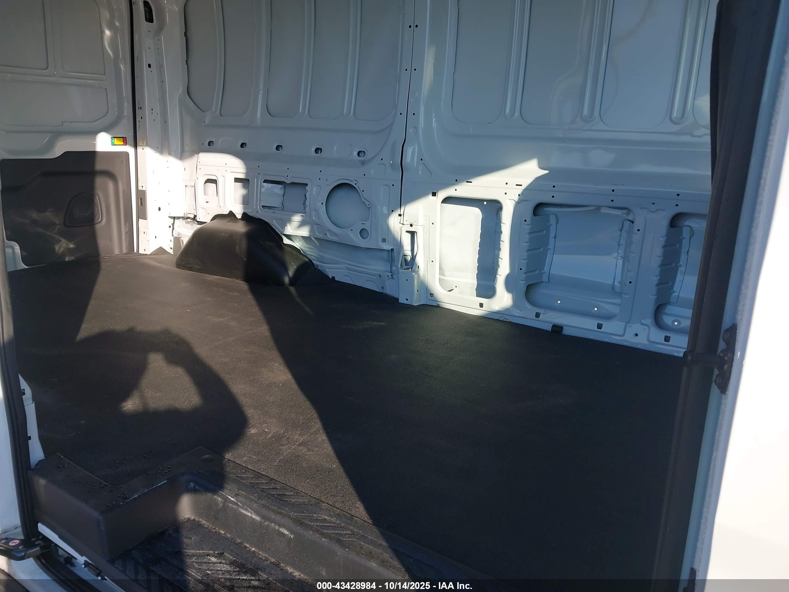 FORD TRANSIT-250 image 8