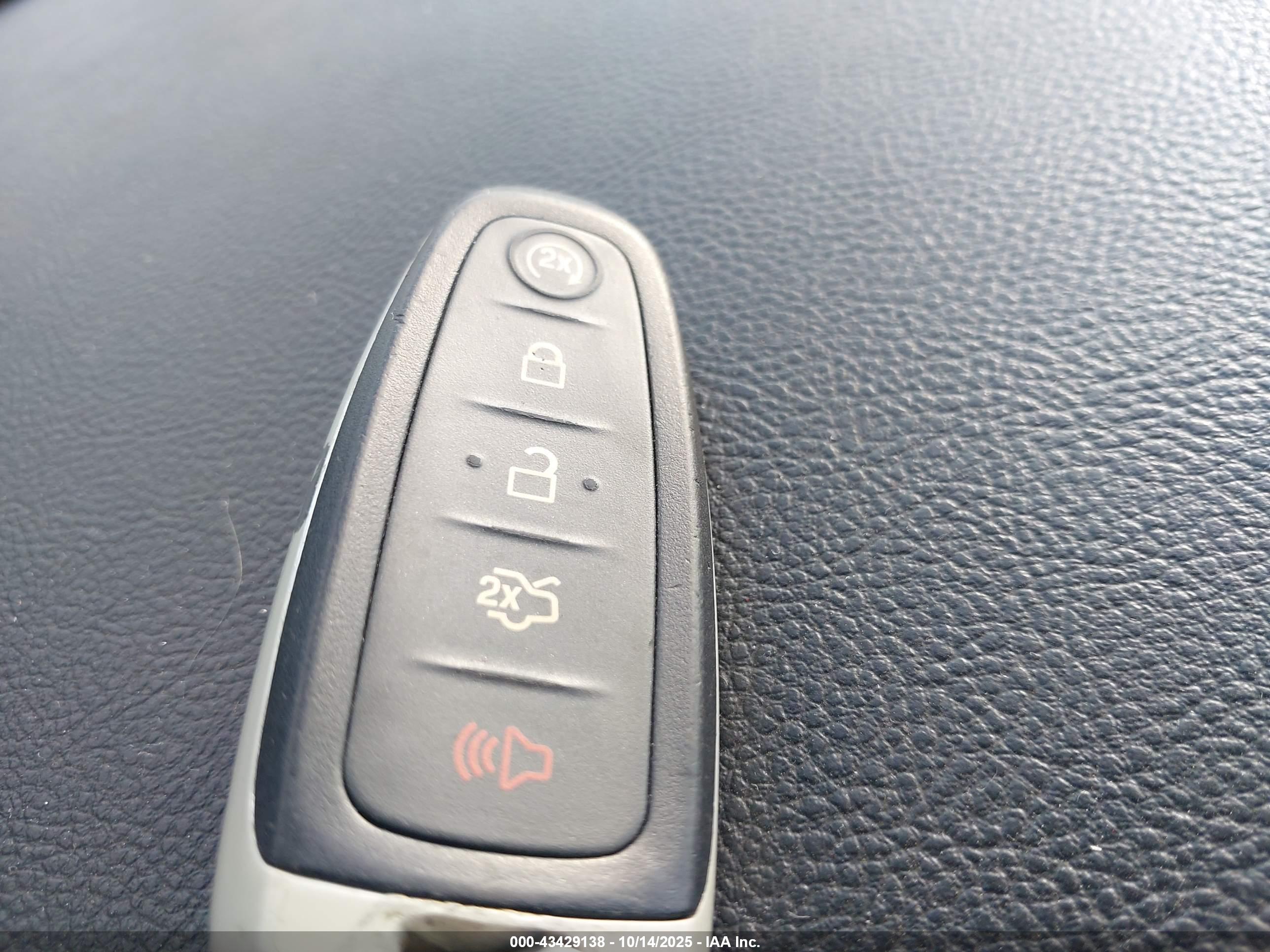 FORD TAURUS image 11