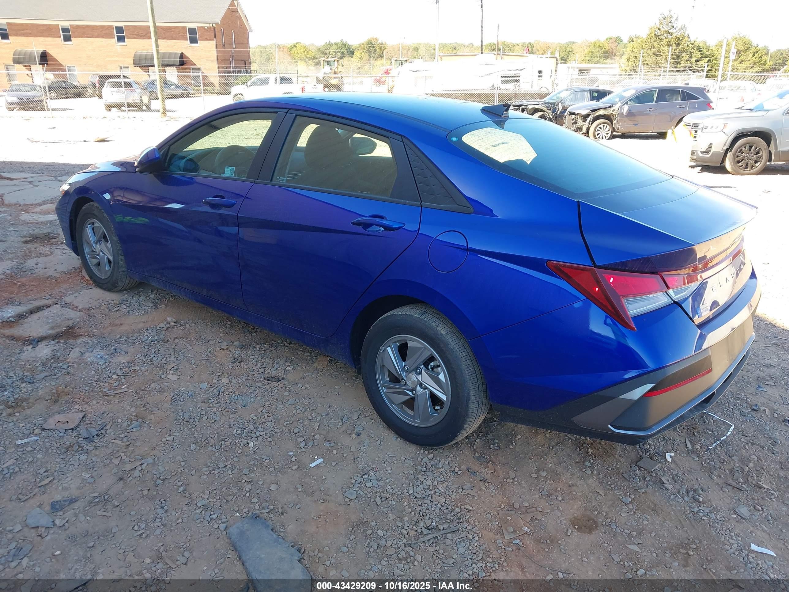 HYUNDAI ELANTRA image 3