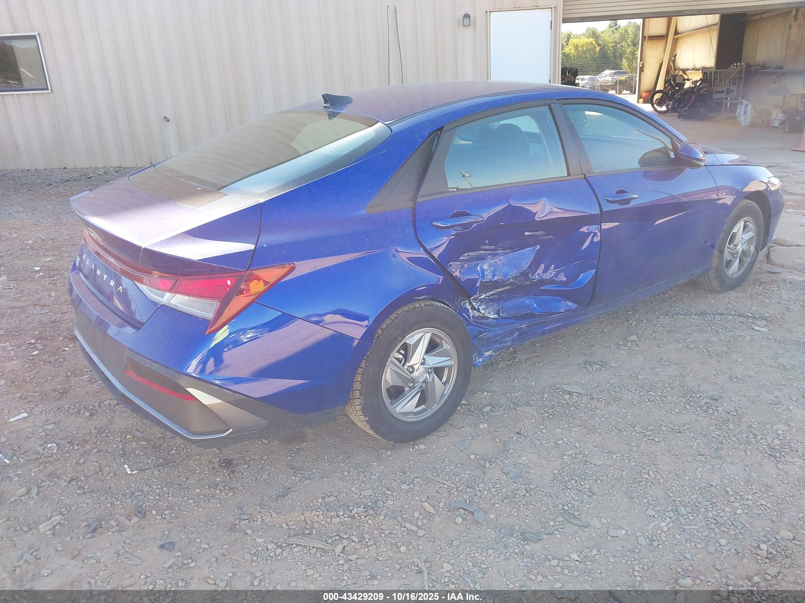 HYUNDAI ELANTRA image 4