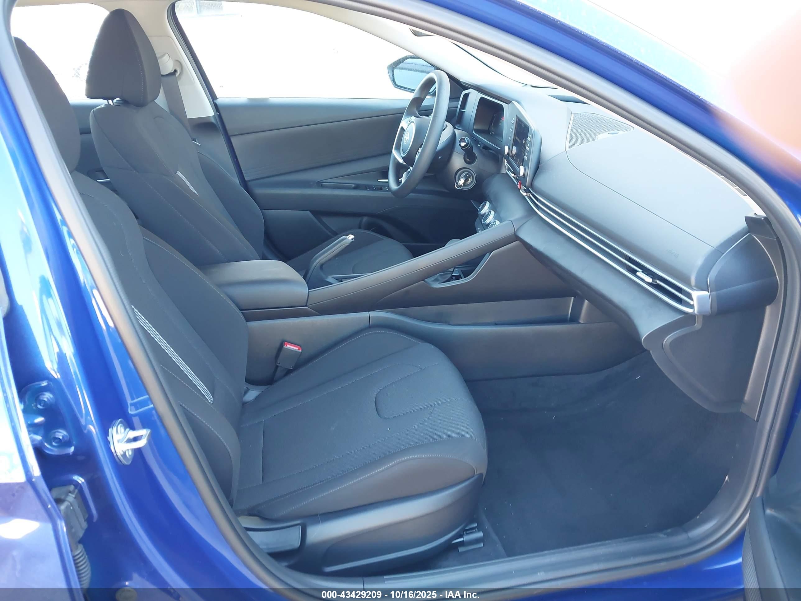 HYUNDAI ELANTRA image 5