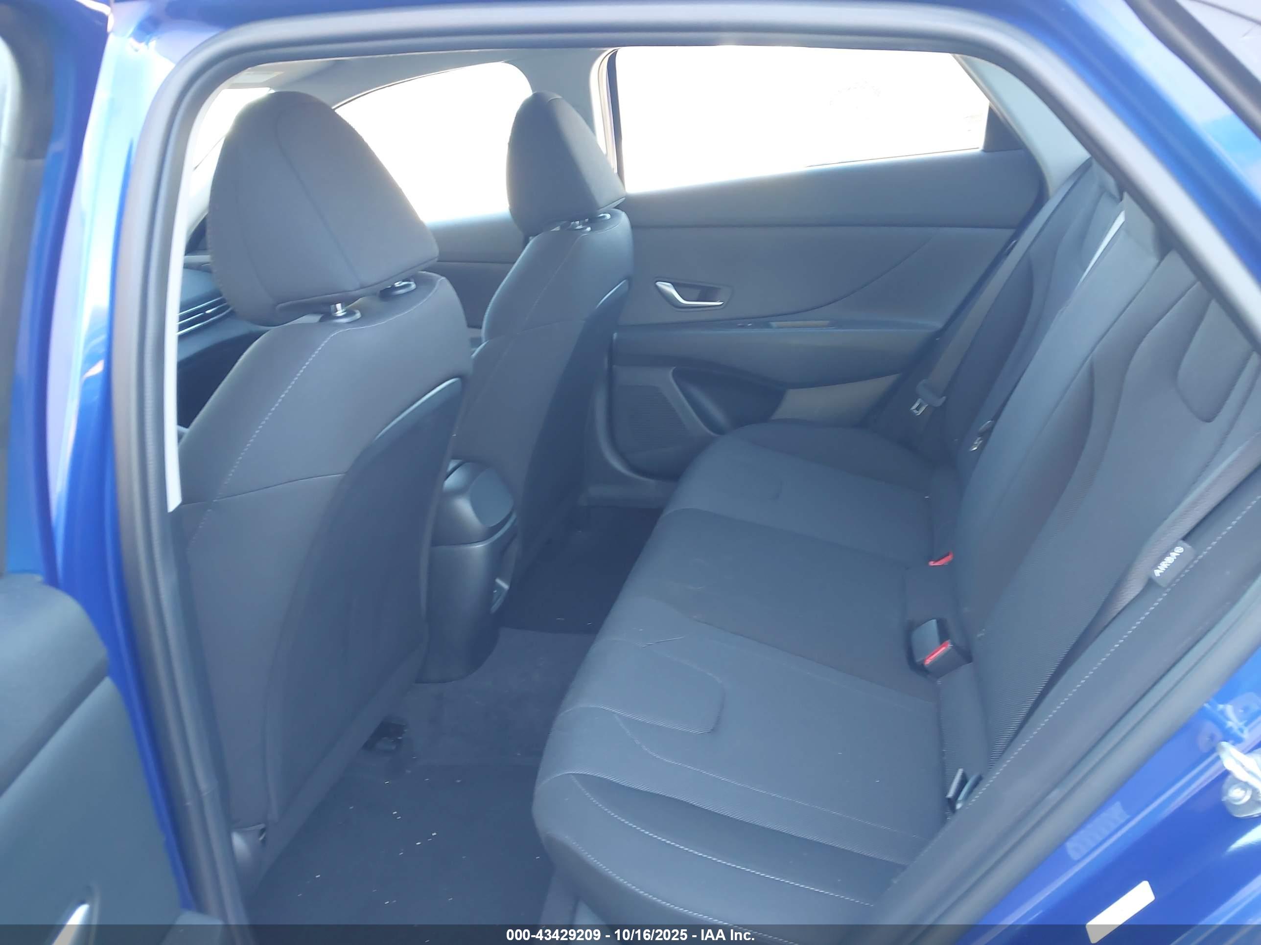 HYUNDAI ELANTRA image 8