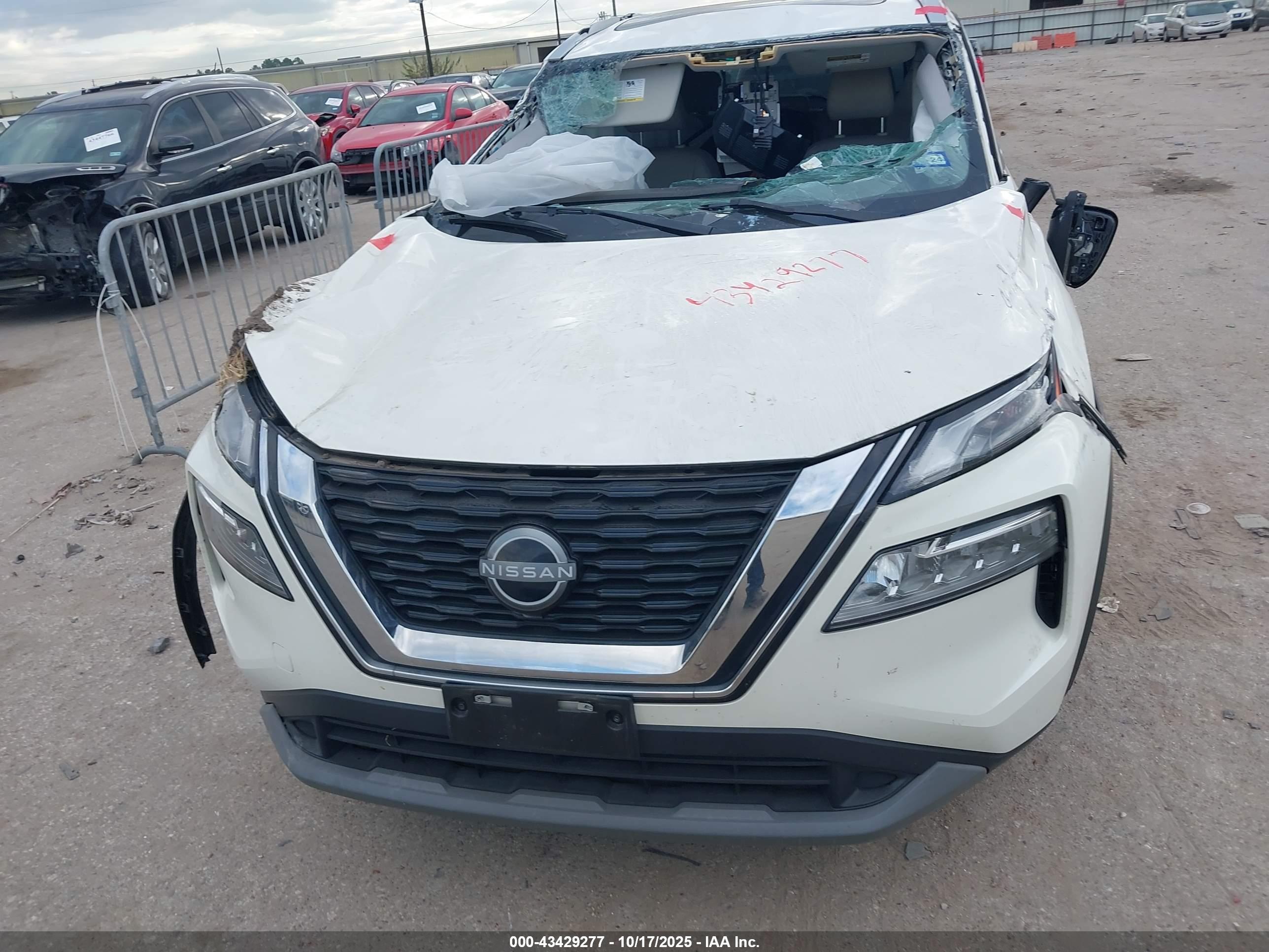 NISSAN ROGUE image 10