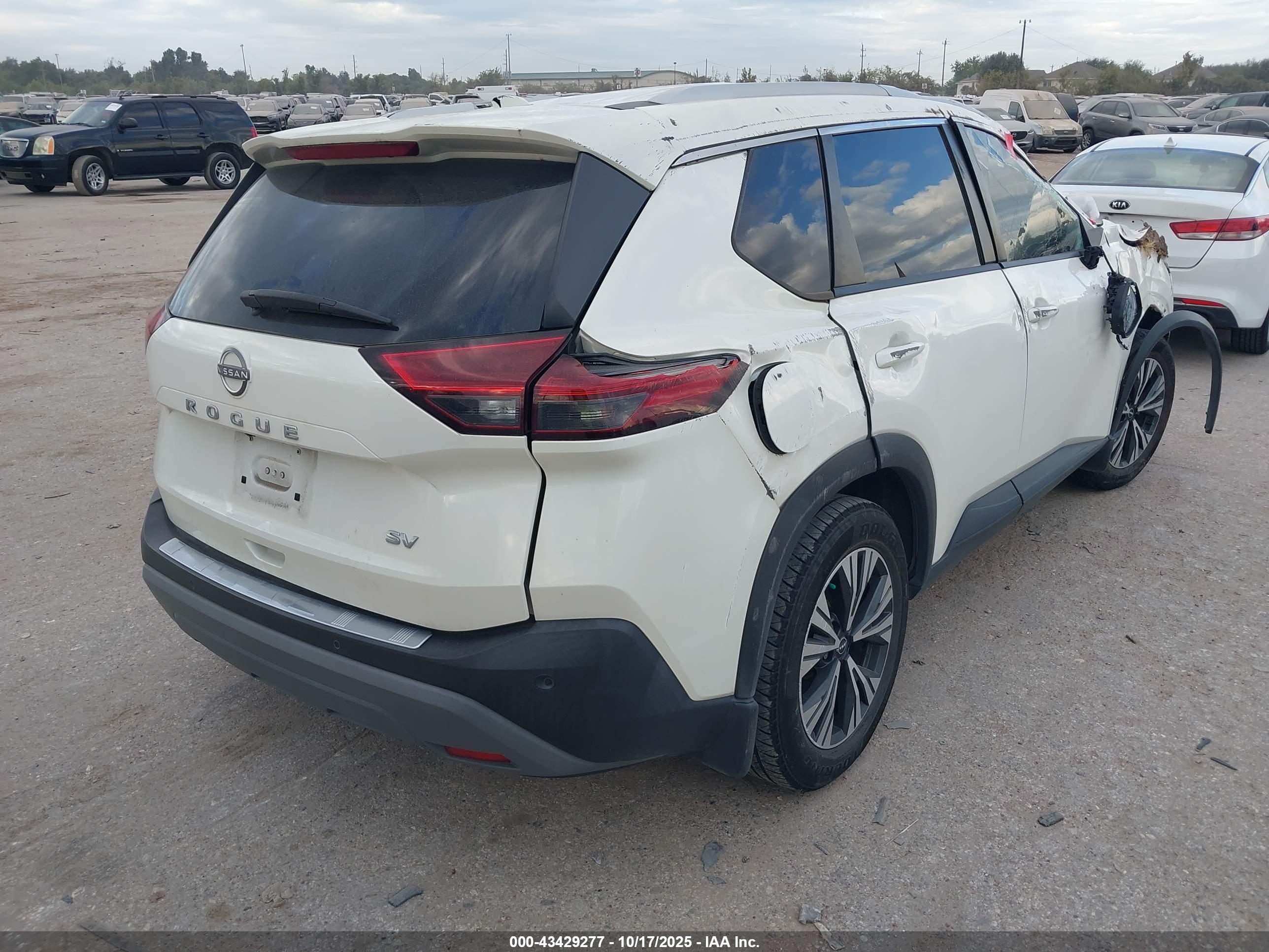 NISSAN ROGUE image 4