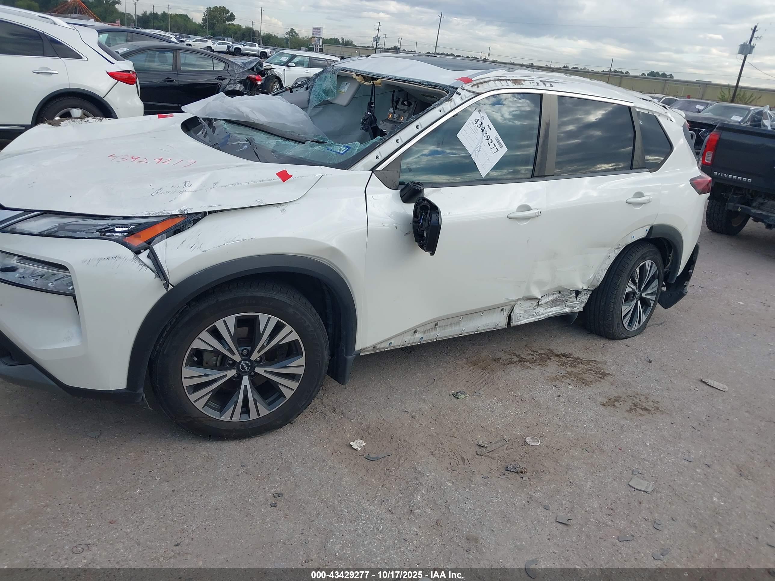 NISSAN ROGUE image 6