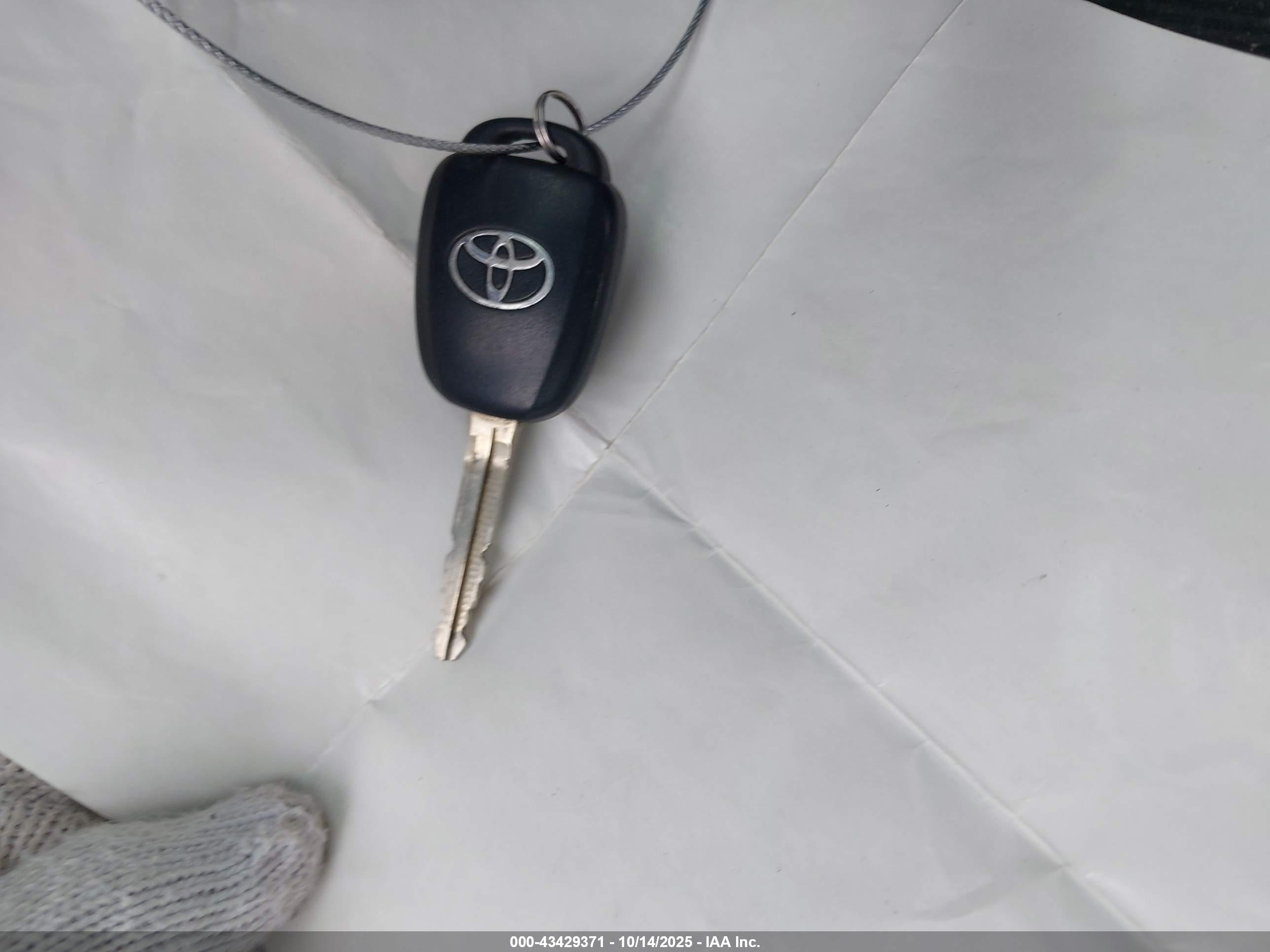 TOYOTA RAV4 image 11