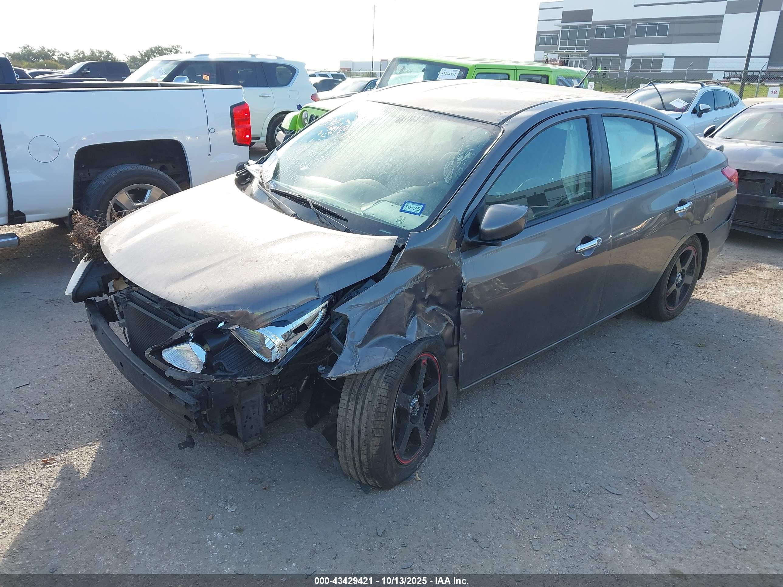 NISSAN VERSA image 2