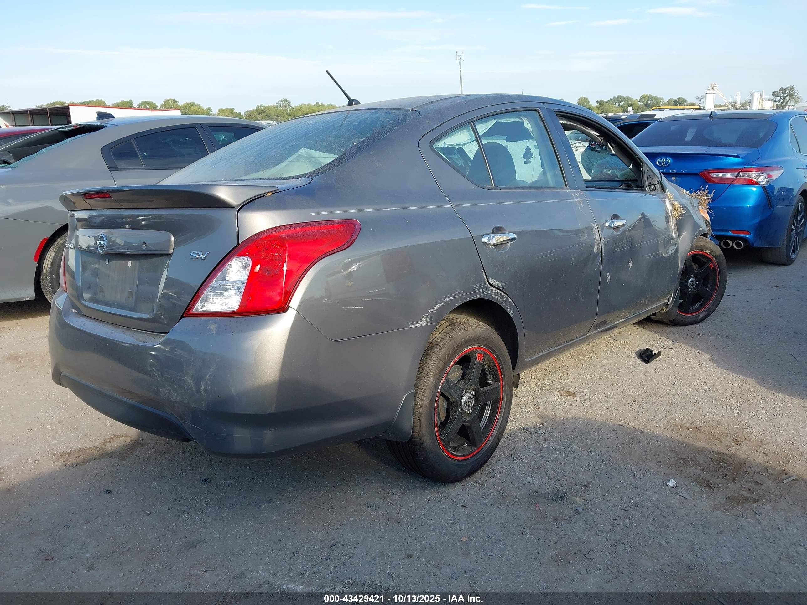 NISSAN VERSA image 4