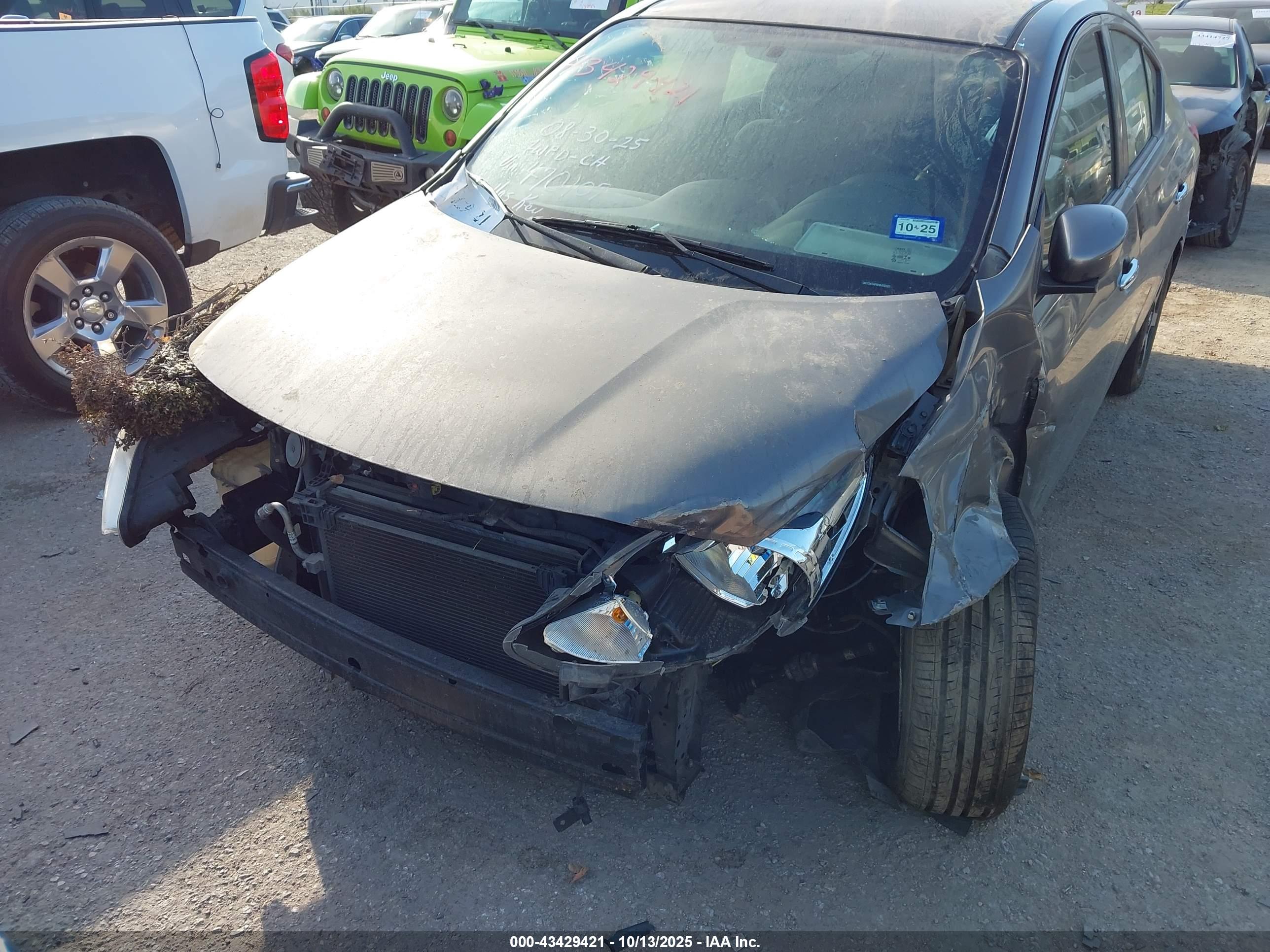 NISSAN VERSA image 6