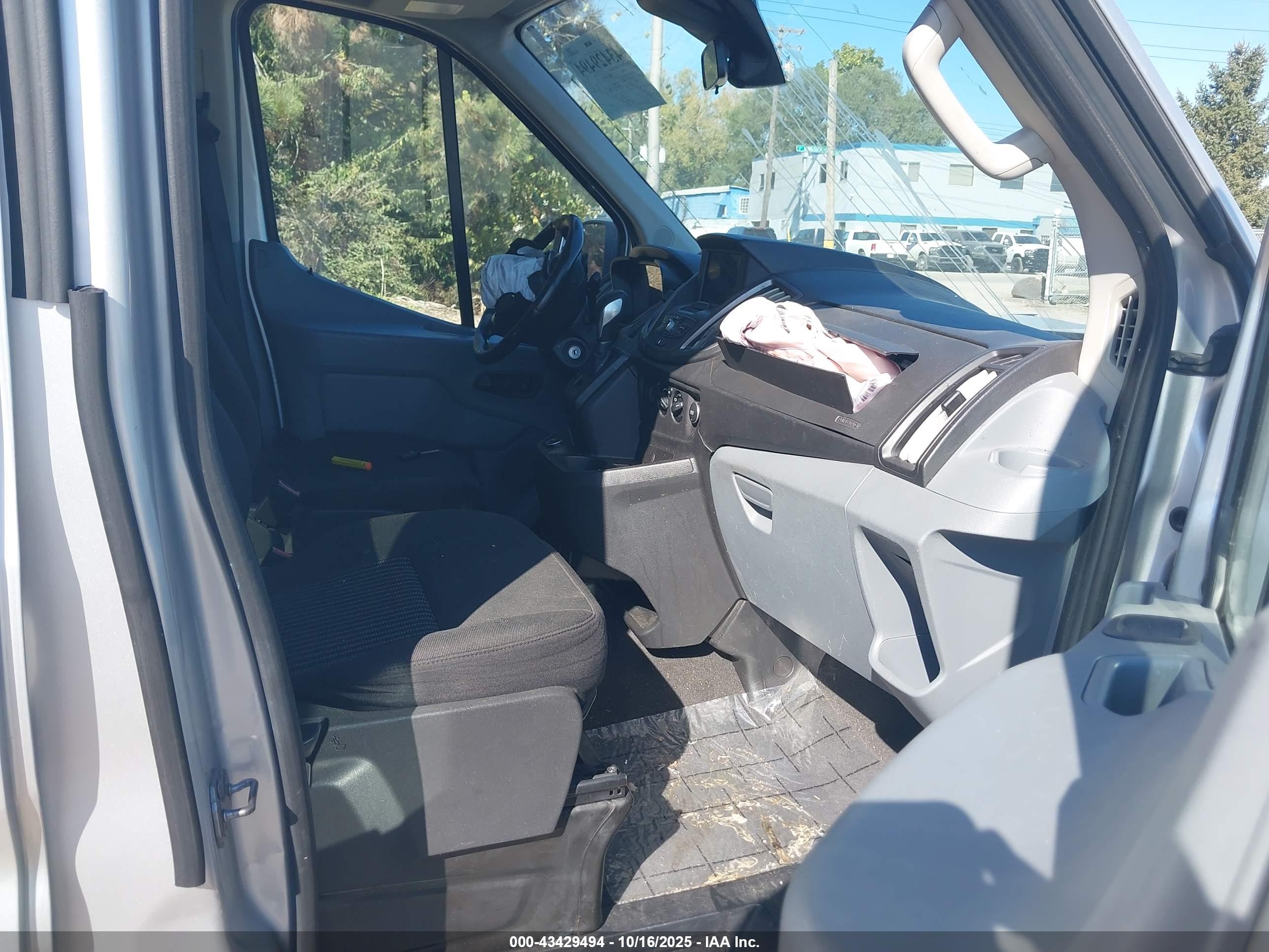 FORD TRANSIT-350 image 7