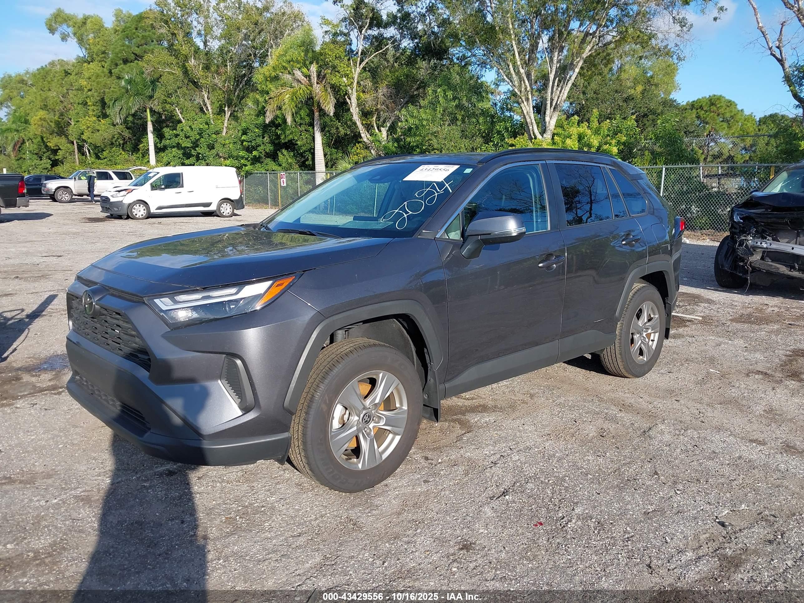 TOYOTA RAV4 image 2